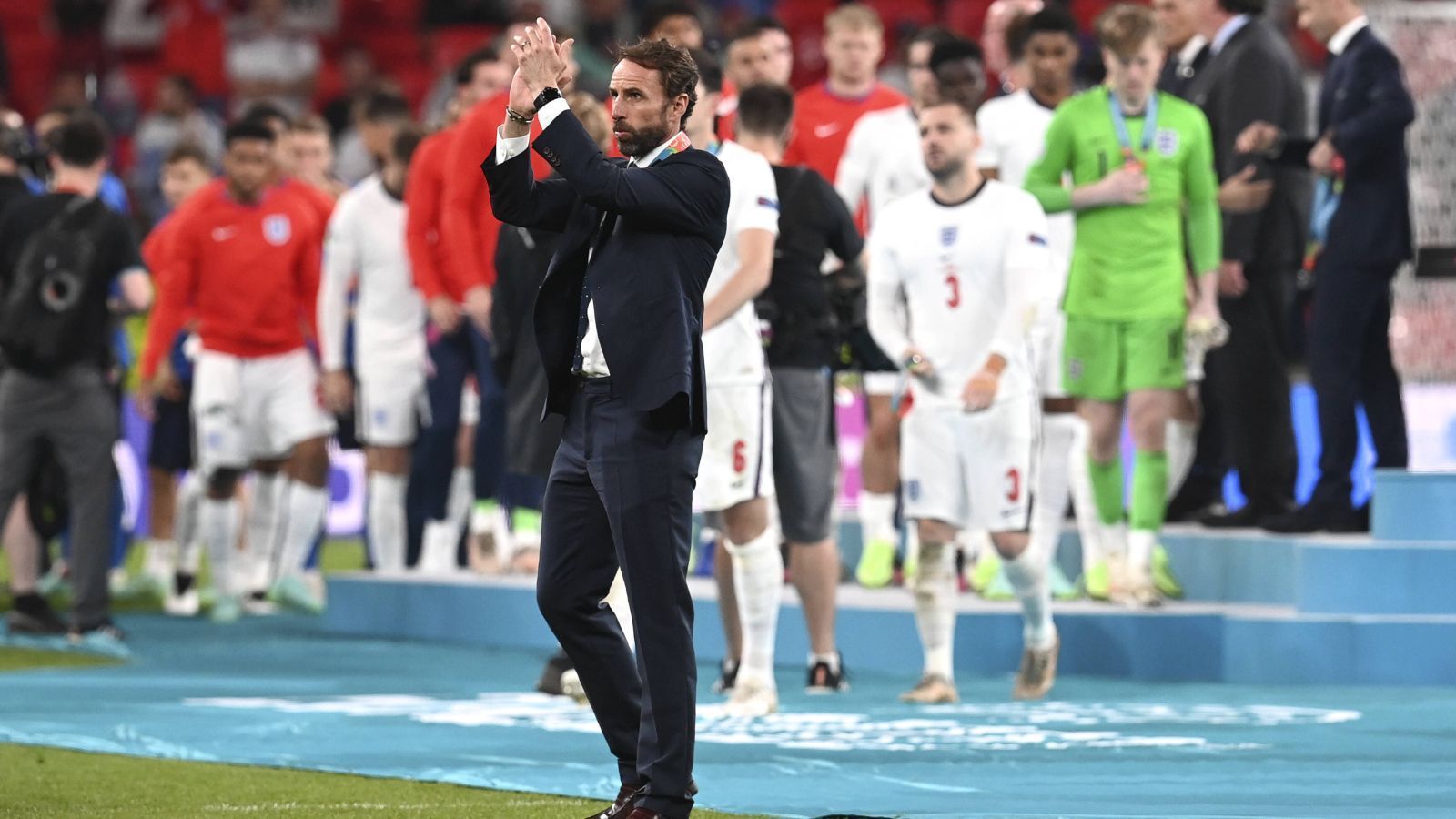 
                <strong>Daily Express (England)</strong><br>
                "Einige Dinge scheint selbst Gareth Southgate nicht ändern zu können. Eine weitere mutige England-Aufführung, doch eine weitere qualvolle Nacht für die Nation. Die Spieler waren jünger, weniger erfahren, aber viel nahbarer als ihre Vorgänger, doch das war immer noch nicht genug. Jordan Pickford schien der Held zu sein und rettete gegen Andrea Belotti und Jorginho, um England im Spiel zuhalten, doch Marcus Rashford und Jadon Sancho verpassten."
              