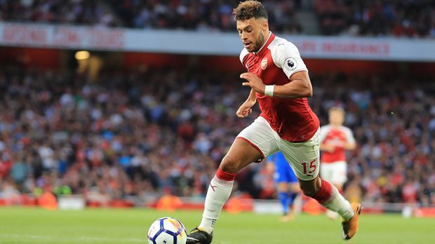 
                <strong>Alex Oxlade-Chamberlain (FC Arsenal)</strong><br>
                Nach der Saison 2017/18 läuft der Vertrag von Alex Oxlade-Chamberlain beim FC Arsenal aus; ein neues Vertragsangebot hat der Mittelfeldspieler anscheinend abgelehnt. Stattdessen sind wohl zwei Konkurrenzklubs der "Gunners" interessiert. Wie die "Daily Mail" berichtet, ist der FC Liverpool interessiert. Auch Chelsea bemüht sich laut "Daily Express" um den Flügelspieler. Ein Angebot über knapp 33 Millionen Euro hat Arsenal angeblich abgelehnt. Wollen sie Oxlade-Chamberlain nicht ablösefrei verlieren, werden sie sich das vielleicht noch einmal überlegen ...
              