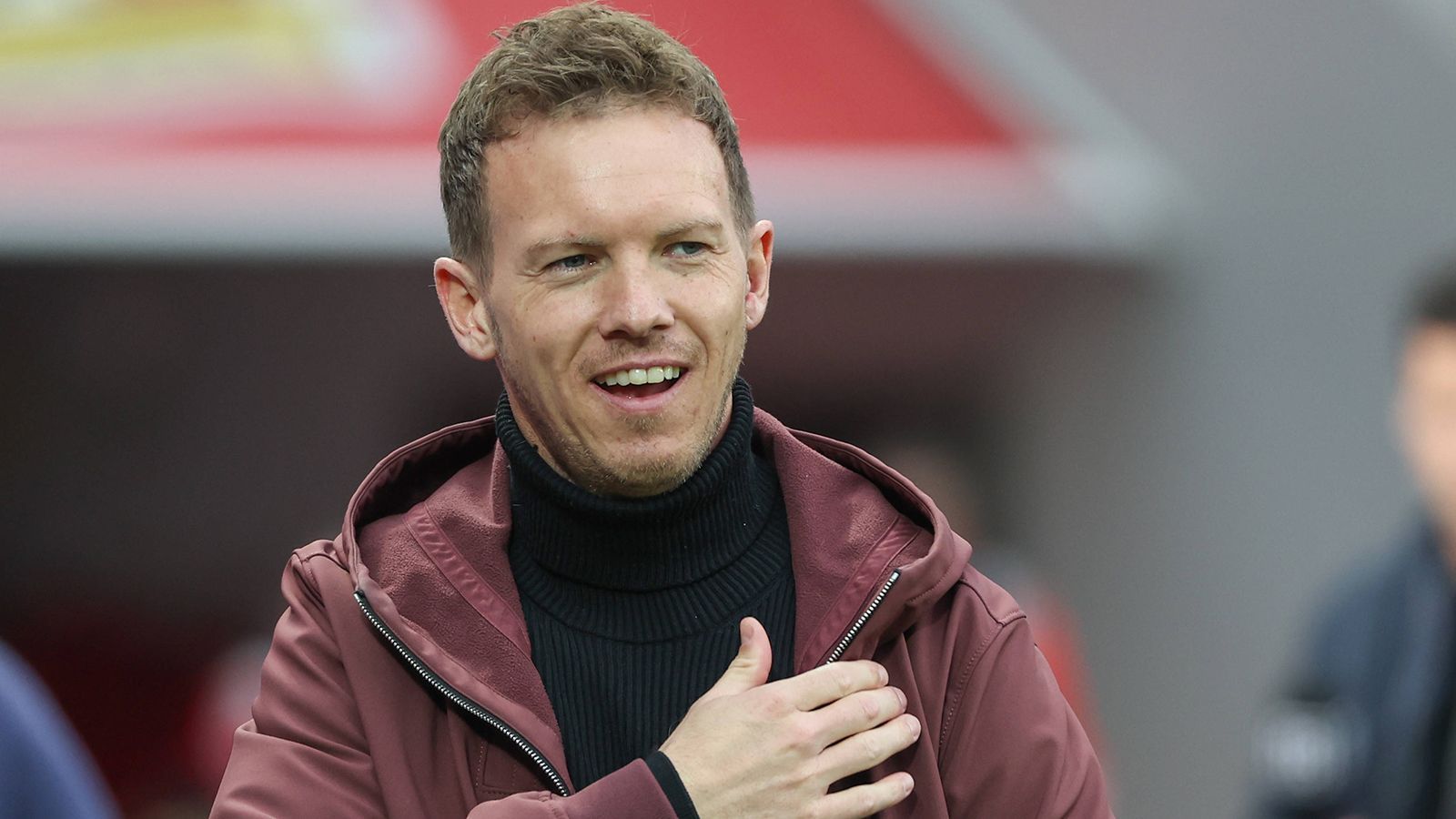 
                <strong>Julian Nagelsmann (vereinslos)</strong><br>
                Es wäre ein Sensations-Transfer gewesen: Julian Nagelsmann galt lange Zeit als heißester Kandidat für die Nachfolge von Christophe Galtier, die Parteien sollen mehrere Gespräche geführt haben – am Ende platzte aber wohl der Deal. Grund sollen laut Transfer-Insider Fabrizio Romano und "L'Équipe" verschiedene Ansichten über wichtige Details gewesen sein.
              