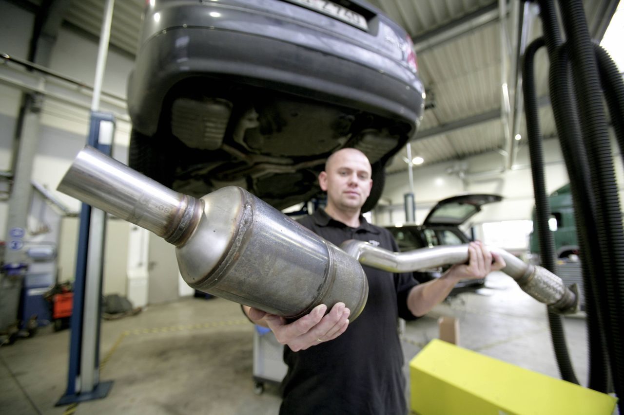 Seltene Erden befinden sich in Auto-Katalysatoren und helfen mit, die Schadstoff-Belastung zu reduzieren.