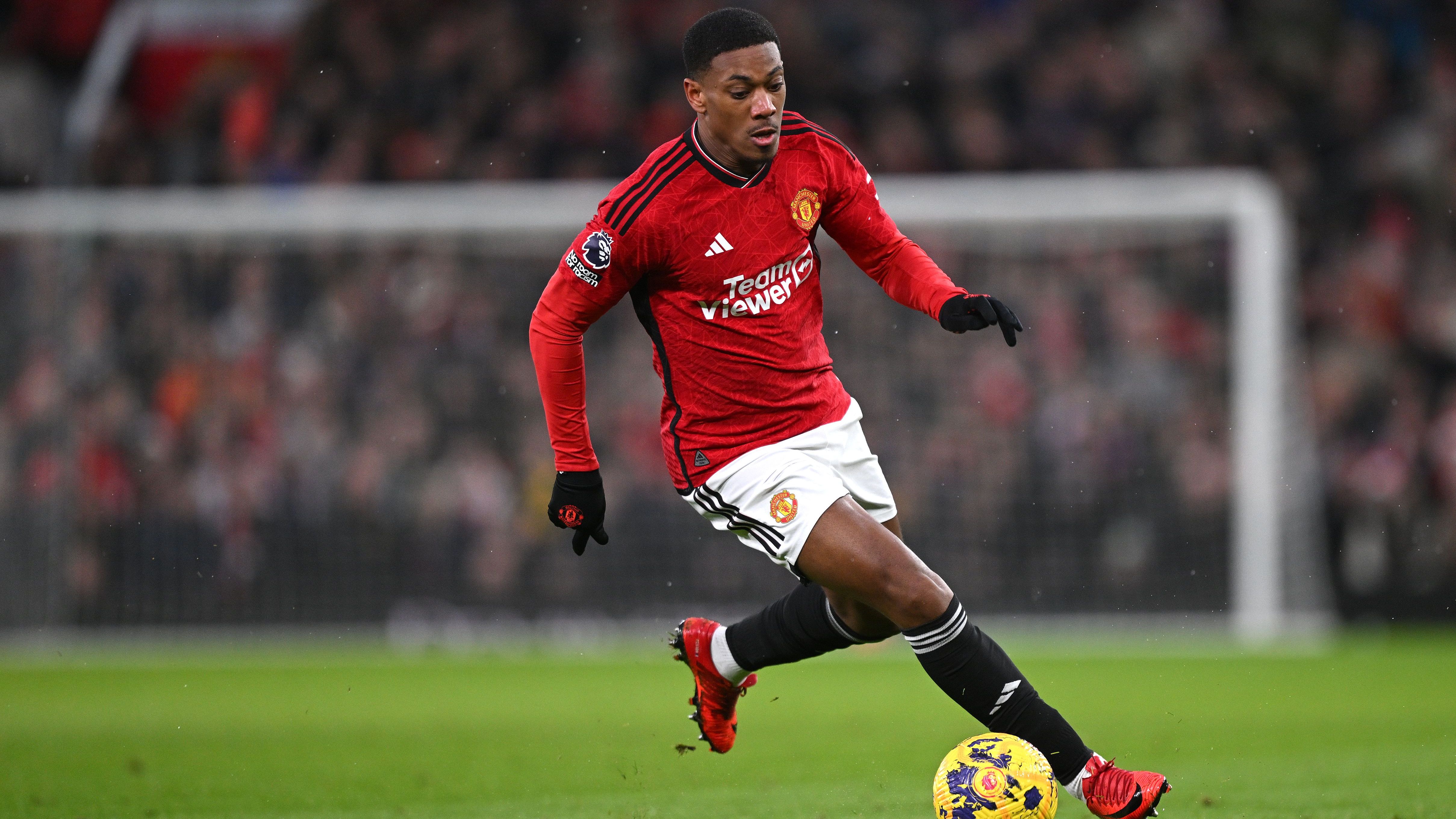 <strong>Anthony Martial (zuletzt Manchester United)</strong><br>Nach 317&nbsp;Pflichtspiel-Einsätzen und 90 Toren war für Anthony Martial zuletzt der Zeitpunkt gekommen, um bei Manchester United Abschied zu nehmen. Der Stürmer, der 2015 für 60 Millionen Euro von der AS Monaco zu den "Red Devils" wechselte, könnte nun möglicherweise zurück nach Frankreich gehen. Berichten zufolge soll Ligue-1-Klub OSC Lille Interesse haben.