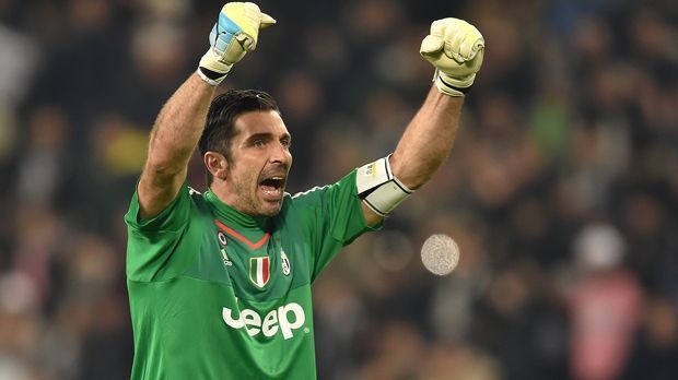 
                <strong>Gianluigi Buffon</strong><br>
                Gianluigi Buffon bricht auch im Alter von 38 Jahren noch Rekorde. Der Torwart von Juventus Turin blieb in der Serie A ganze 974 Minuten ohne Gegentor und hat dadurch den Rekord von Sebastiano Rossi aus der Saison 1993/94 gebrochen, der seinen Kasten damals 929 Minuten sauber gehalten hat. Beendet wurde Buffons Lauf durch einen Elfmeter vom FC Turin zu Beginn der zweiten Hälfte. Nach dem Spiel sprach der Italiener via Twitter dem gesamten Team seinen Dank aus, da er den Rekord alleine nicht aufstellen hätte können.
              