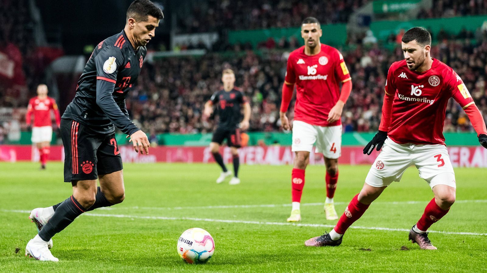 
                <strong>Joao Cancelo</strong><br>
                Was für ein Debüt für den Portugiesen. Ist erst zwei Tage in München, wird von Coach Julian Nagelsmann gegen Mainz aber sofort in die Startelf beordert. Zurecht. Ist sofort omnipräsent, organisiert, dirigiert und zeigt mit seinen überragenden technischen Fähigkeiten, dass er eine absolute Verstärkung für den FC Bayern ist. In der 18. Minute bereitet er mit einer butterweichen Flanke von der rechten Seite auf den langen Pfosten das Führungstor durch Eric Maxim Choupo-Moting vor. Wahrlich ein Einstand nach Maß. ran-Note: 1
              