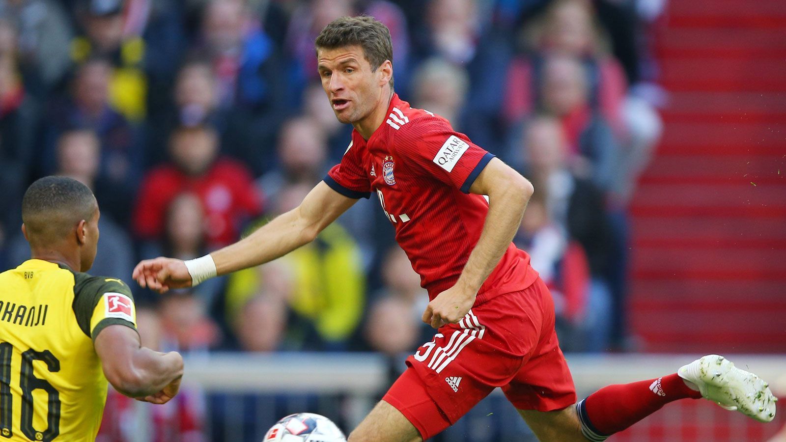 
                <strong>Thomas Müller (FC Bayern)</strong><br>
                Erster Verteidiger der Bayern, läuft Zagadou und Akanji permanent an und forciert so einige Ballgewinne. Räumt, wenn es brennt, auch am eigenen Sechzehner auf. Dazu vor allem zu Beginn immer irgendwie dabei, wenn es vorne gefährlich wird, so auch in der 18. Minute, als sein Kopfball die Latte streift. Oder kurz vor der Pause, als er gefühlvoll das 4:0 durch Gnabry vorbereitet. Dank seiner neuen Schuhe erinnert sogar der sonst etwas staksige Müller heute eher an "weißes Ballett". In der 80. Minute sagt die Allianz Arena dann "Danke", die Nummer 25 darf raus. Ein Müller wie in alten Zeiten. ran-Note: 1
              