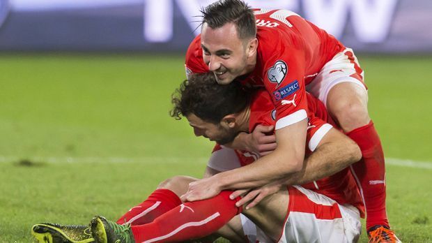 
                <strong>Schweiz</strong><br>
                Schweiz: Admir Mehmedi und Josip Drmic bejubeln nicht nur ihre Tore gegen San Marino, sondern freuen sich auch über die Schützenhilfe Litauens. Durch das 1:1 der Slowakei stehen die Eidgenossen einen Spieltag vor Schluss als Gruppenzweiter hinter England fest - bedeutet: "Bonjour France".
              