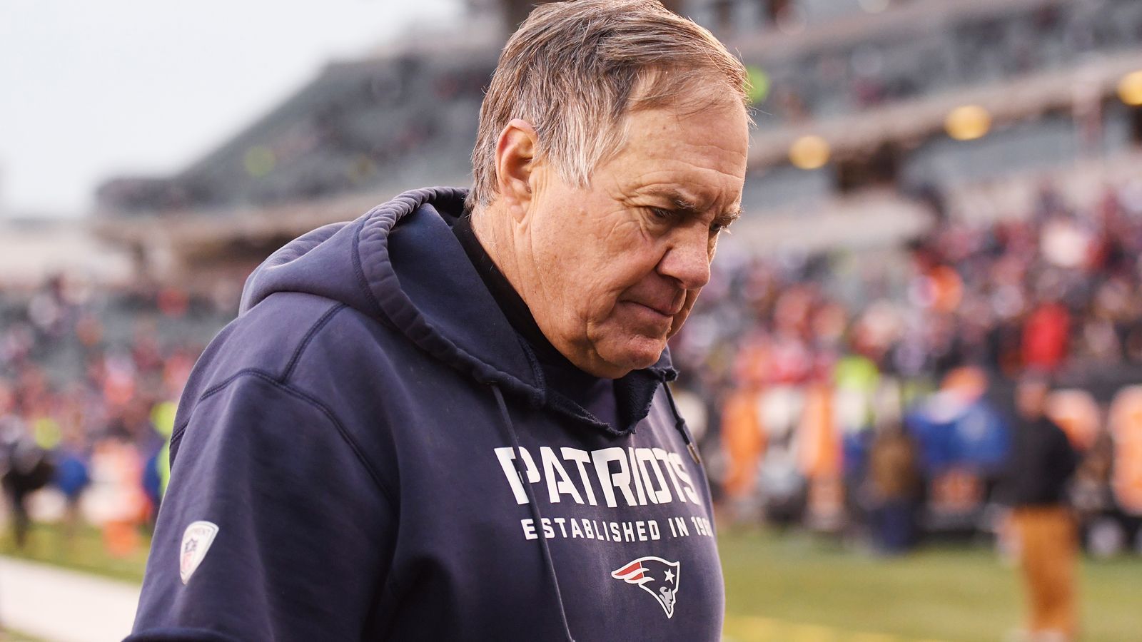 
                <strong>Verlierer: Patriots-Offense 2020</strong><br>
                Es ist ein komplizierter Draft für Pats-Fans: Statt akute Offensivprobleme zu lösen, feilt Bill Belichick weiter an der perfekten Defense. Weder ein neuer Quarterback noch ein Wide Receiver wurde gedraftet. Die beiden größten Baustellen sind also weiter offen. Zwar kamen zwei neue Tight Ends am zweiten Draft-Tag, aber eine Offense um Jarrett Stidham mit einem dünnen Receiver Corps löst kaum Angst und Schrecken aus. Dafür wurde die Defense, die ohnehin schon das Glanzstück war, mit flexiblen Youngsters wie Kyle Dugger, Josh Uche und Andernee Jennings verstärkt. Langfristig könnte sich das Warten auf 2021 aber sogar auszahlen: Stand jetzt haben alle Teams außer die Patriots (und die Jaguars) einen Franchise-Quarterback. Gute Aussichten also, dass die Pats im Draft 2021 auf der QB-Position mit weniger Konkurrenz fündig werden.
              