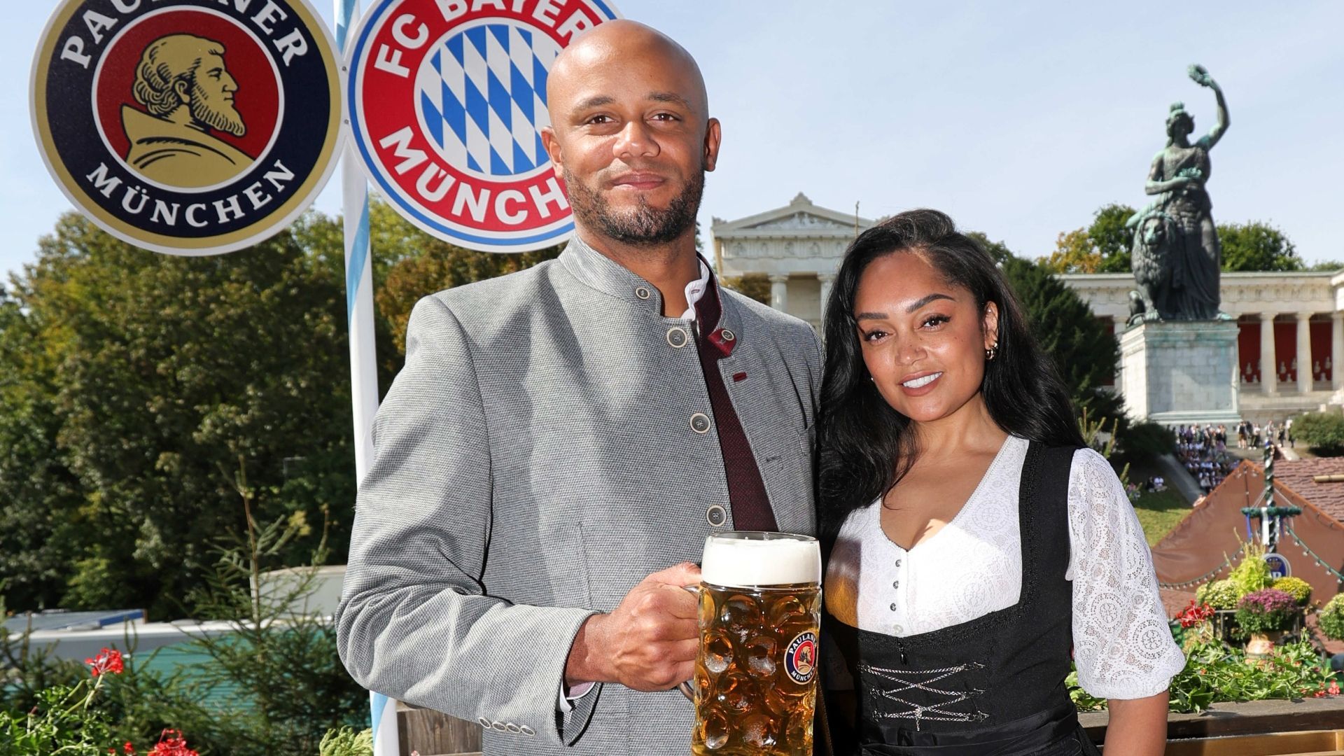 <strong>Der FC Bayern München auf dem Oktoberfest: Die besten Wiesn-Bilder</strong><br>Ganz ohne Sonnenbrille zeigen sich Vincent Kompany ...