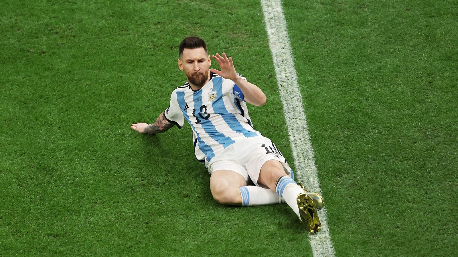 
                <strong>Lionel Messi</strong><br>
                Lenker, Denker, Vollstrecker - und jetzt auch endgültig Legende. Es ist das wohl wichtigste Spiel seiner Karriere, und er macht es zunächst auch zu seinem Spiel. Bestätigt im Finale einmal mehr, dass er rechtzeitig zur WM in der Form seines Lebens ist. Geht beim Foulelfmeter zur Führung voran und verwandelt eiskalt. Später scheint es, als tauche er zum ungünstigsten Moment mal wieder ab. Doch erst bringt er Argentinien wieder in Führung, um dann im Elfmeterschießen erneut Präsenz zu zeigen. Trotz zwischenzeitlicher Schaffenspausen ran-Note: 1
              