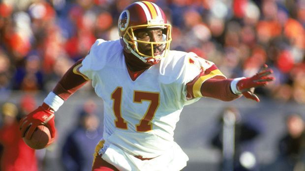 
                <strong>Doug Williams</strong><br>
                Nach fünf Jahren bei den Tampa Bay Buccaneers und einem Ausflug in die Konkurrenz-Liga USFL wurde er 1986 als Backup von Jay Schroeder von den Washington Redskins verpflichtet. 1987 ging er nach ein paar Einsätzen in der Regular Season als Starter in die Postseason. Er war letztendlich der erste schwarze Quarterback, der den Super Bowl gewinnen konnte, in Ausgabe XXII siegten die Redskins mit 42:10 gegen die Broncos sehr deutlich. Williams wurde anschließend zum MVP gewählt.
              