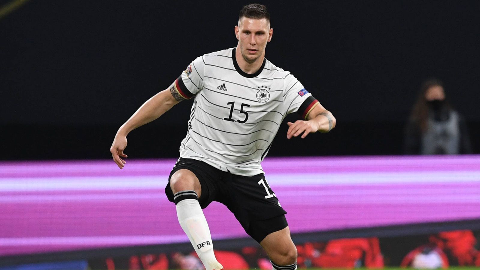 
                <strong>Niklas Süle</strong><br>
                Insgesamt solide, in manchen Aktionen in der Anfangsphase vom Selbstbewusstsein der Ukrainer überrascht. Unter dem Strich aber verlässlich und konsequent. ran.de-Note: 3
              