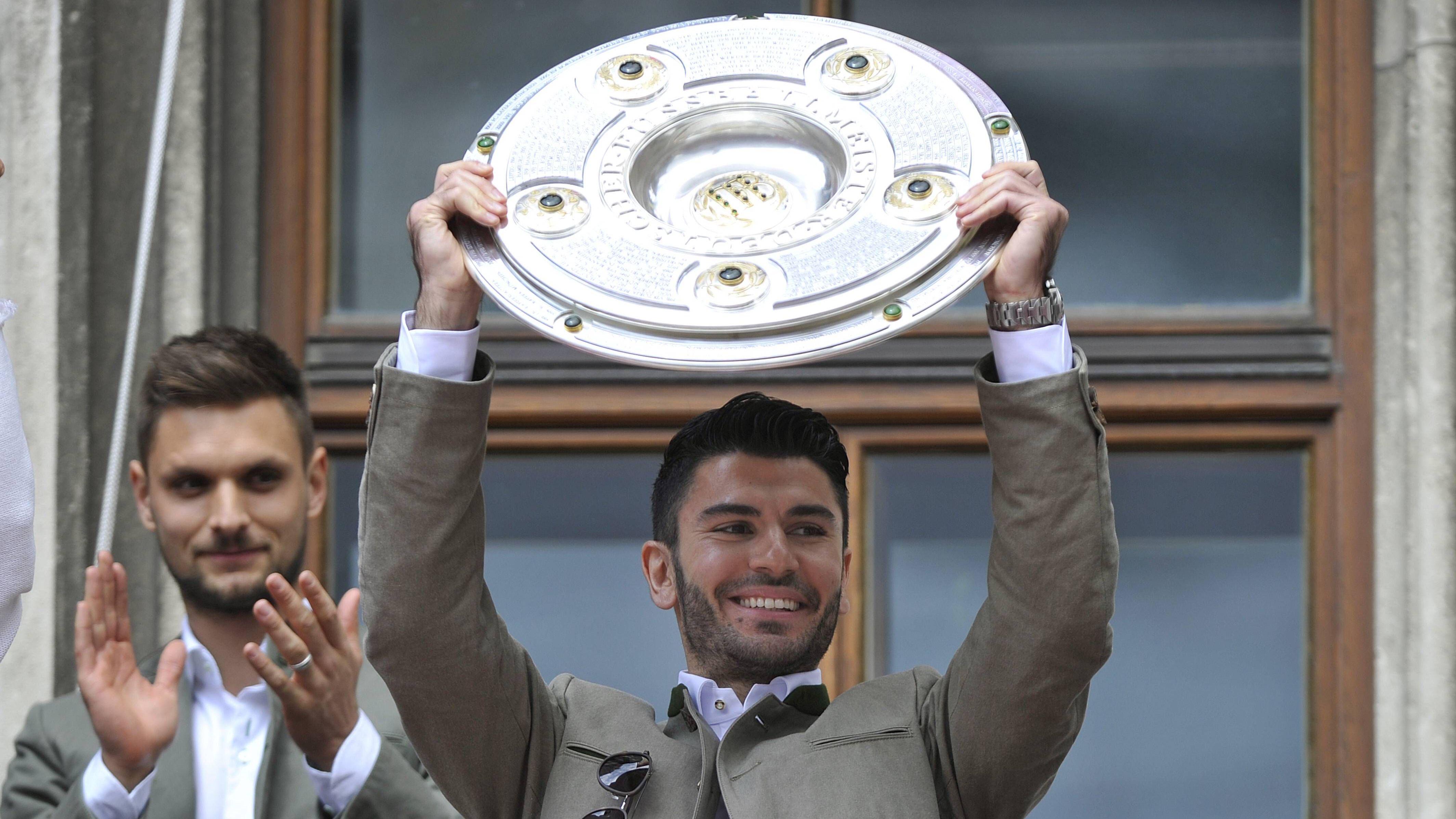 <strong>Serdar Tasci (2015/16)</strong><br>Im Winter 2015 gingen Pep Guardiola in München die Innenverteidiger aus. Also suchte man auf dem Markt nach jemandem, der aushelfen kann. Die Wahl fiel schließlich auf eine Leihe von Tasci. Der ehemalige Stuttgarter kam jedoch kaum zum Zug. Guardiola setzte lieber weiter auf Kimmich und Alaba im defensiven Zentrum als auf den gelernten Innenverteidiger.