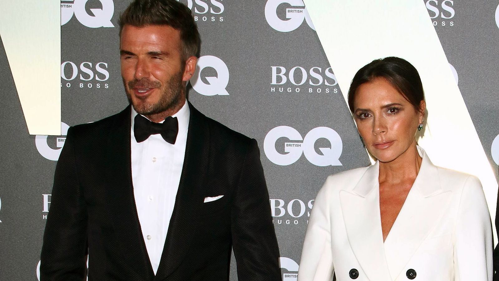 
                <strong>Platz 2: Victoria Beckham</strong><br>
                Sie waren das erste Glamour-Paar im englischen Fußball und die Beckhams setzten nicht nur über Jahrzehnte modische Trends. Der frühere Real- und United-Star David und seine Victoria, bekannt als "Becks and Posh", häuften durch ihre umtriebigen Geschäftstätigkeiten Millionen an. Victoria, die als Sängerin der "Spice Girls" den Durchbruch schaffte, ist in vielen Geschäftsfeldern aktiv, betreibt unter anderem ihr eigenes Fashion-Label, hat zudem Bücher geschrieben. Ihr Werbewert im Online-Bereich geht über 300 Millionen Euro hinaus und auch in den sozialen Medien verdient die Britin extrem viel Geld. Etwa 106.000 Euro dürfte das Ex-Spice-Girl laut "Sun" je Instagram-Post kassieren. Immerhin hat sie über 40 Millionen Follower. Punkte im "Sun"-Spielerfrauen-Ranking: 
              