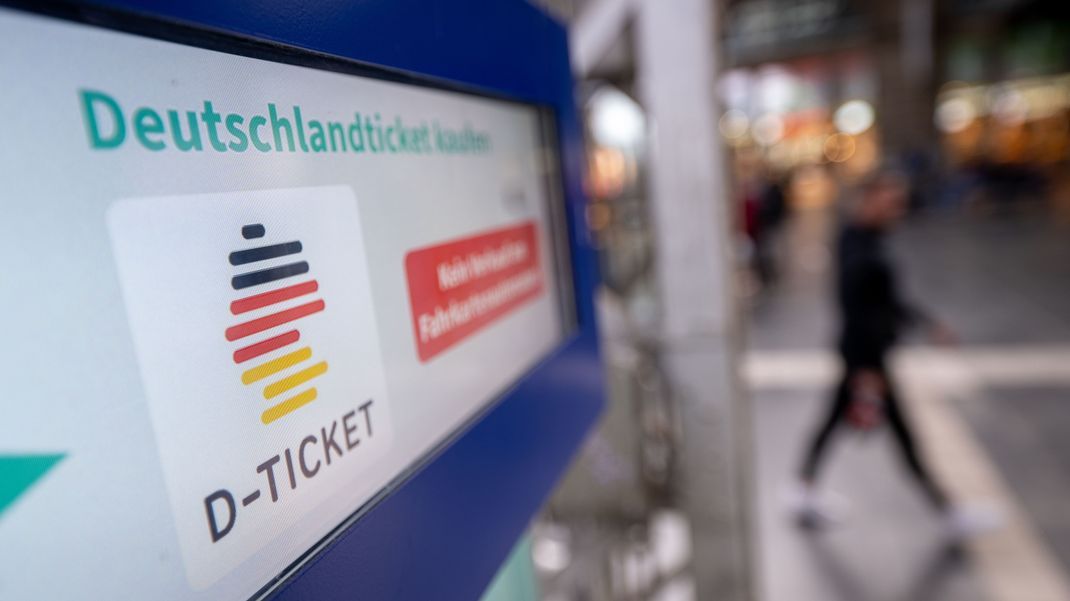 Wegen der enormen Kosten des Deutschlandtickets für Verkehrsbetriebe stehen in Schleswig-Holstein Zugverbindungen auf der Kippe.