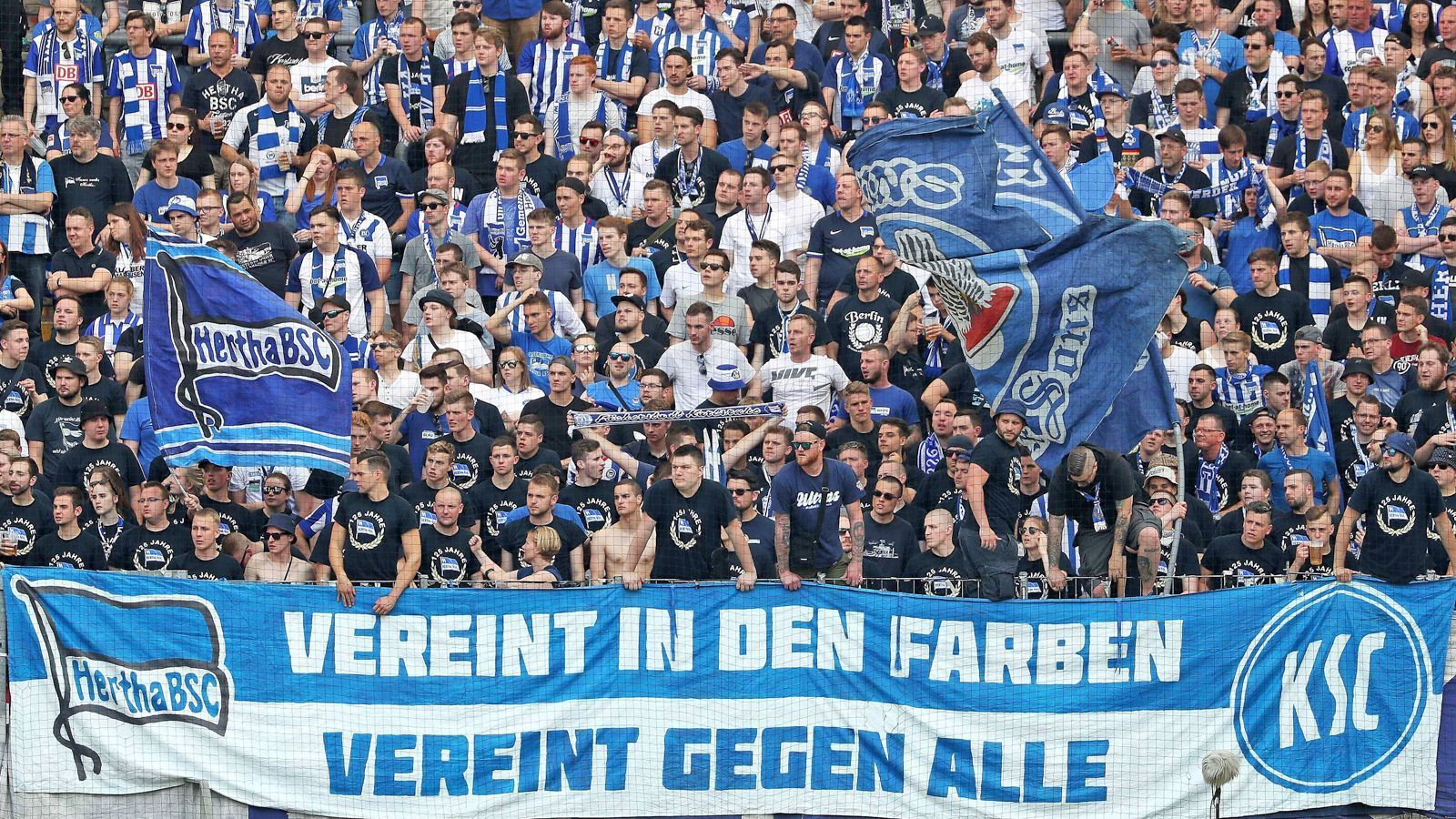 
                <strong>Hertha BSC & Karlsruher SC</strong><br>
                Wie einfach eine Verbindung zwischen rivalisierten Fußballfans entstehen kann, macht das Beispiel der Hertha aus Berlin mit dem Karlsruher SC deutlich. Am 14. August 1976 trat die Hertha am ersten Bundesliga-Spieltag beim KSC an. Die Anhänger aus Karlsruhe empfingen die Berliner Fans am Bahnhof mit Freibier – der Beginn einer tiefen Freundschaft. Die Partie gewann Hertha damals mit 3:0, gefeiert wurde anschließend aber zusammen. So ist es bis heute, immer wenn die beiden Vereine aufeinander treffen.
              