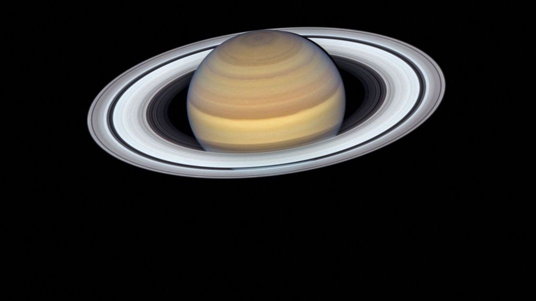 Forscher:innen haben herausgefunden, dass die Ringe des Saturn ihren Glanz verlieren, immer dunkler werden und sogar schrumpfen.