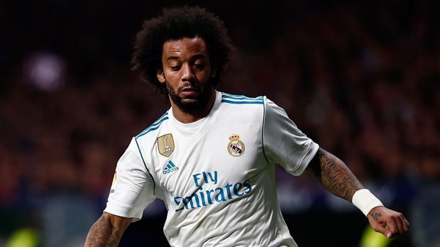 
                <strong>Marcelo</strong><br>
                Der Edeltechniker auf Reals linker Abwehrseite glänzt einmal mehr vor allem in der Offensive. Tolle Flanke auf Benzema kurz vor der Halbzeit, die zum Pfostentreffer führt. Letztlich verpufft aber auch die Leistung des Brasilianers, beim dritten Gegentor wird er von Messi vernascht. ran-Note: 3
              