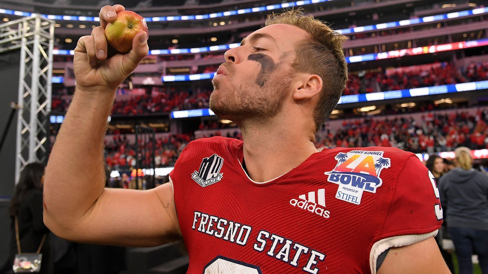 
                <strong>Jake Haener (Quarterback, Fresno State)</strong><br>
                Warum sollte es nicht noch einmal funktionieren? Warum sollte nicht auch Houston einen Quarterback wählen? Ein möglicher Kandidat dafür wäre Jake Haener von den Fresno State Bulldogs. Mit 1,85 Meter ist der bereits 24-Jährige nicht übermäßig groß. Ein klassischer Pocket Quarterback, der in Fresno drei Jahre lang Starter war. Seine Spielart ähnelt der Purdys. Auch seine Draft-Position?
              