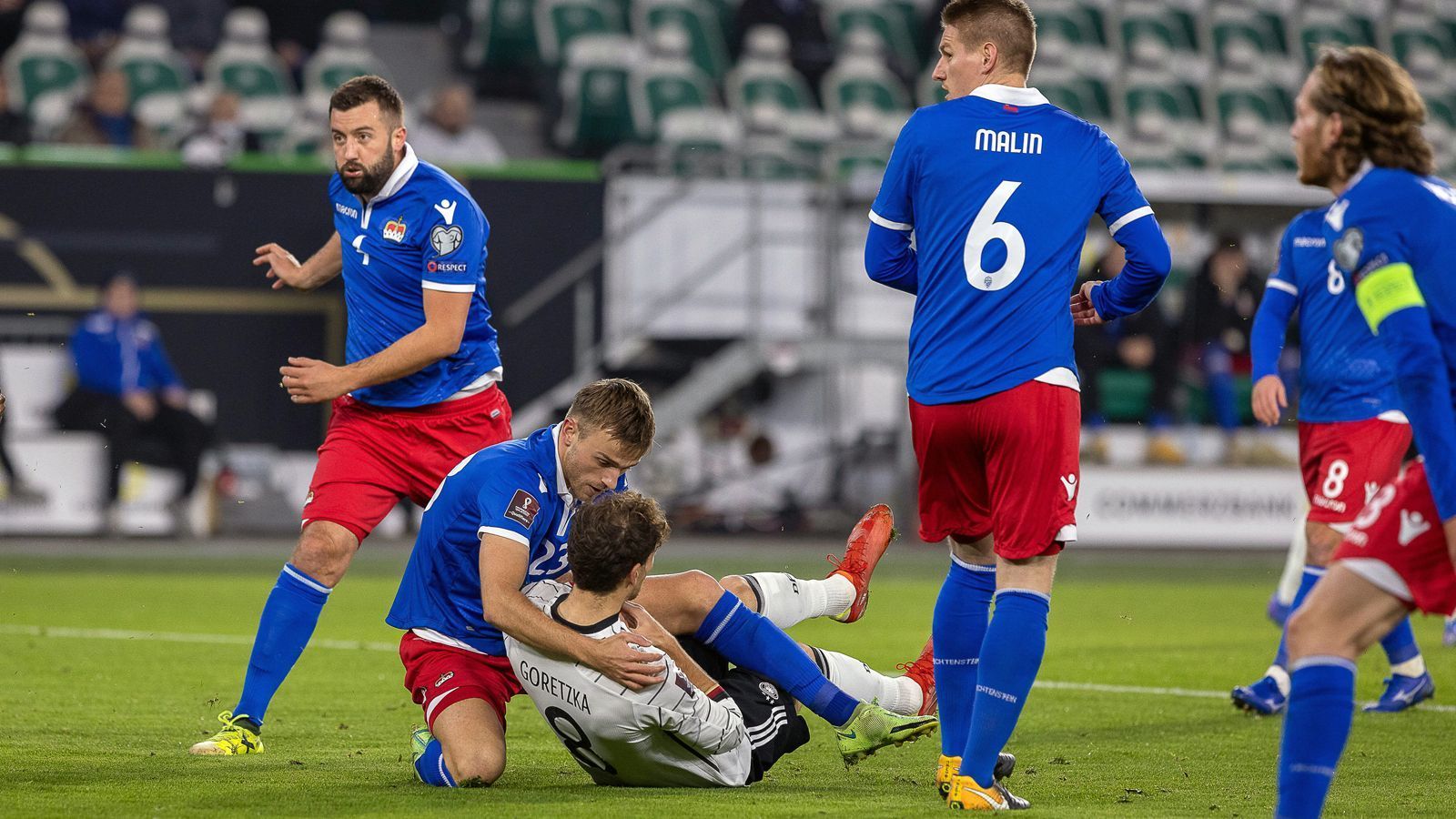 
                <strong>Hofer als "Täter" und Ersthelfer</strong><br>
                Sofort bemerkte Hofer, dass er seinen Gegenspieler mit voller Wucht erwischt hatte und versuchte Goretzka wieder auf die Beine zu helfen. 
              