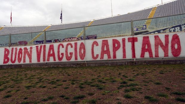 
                <strong>Verabschiedung vom verstorbenen Ex-Kapitän Astori in Florenz</strong><br>
                Die Anhänger der Fiorentina verabschieden sich mit zahlreichen Grußbotschaften vom Verteidiger, der vor einer Woche mit nur 31 Jahren in einem Hotelzimmer in Udine verstarb, wo sich Florenz auf das Auswärtsspiel in der Serie A bei Udinese Calcio vorbereitete. "Buon Viaggio Capitano" ("Gute Reise, Kapitän") steht auf diesem Transparent, das im Stadio Communale Artemio Franchi angebracht ist.
              
