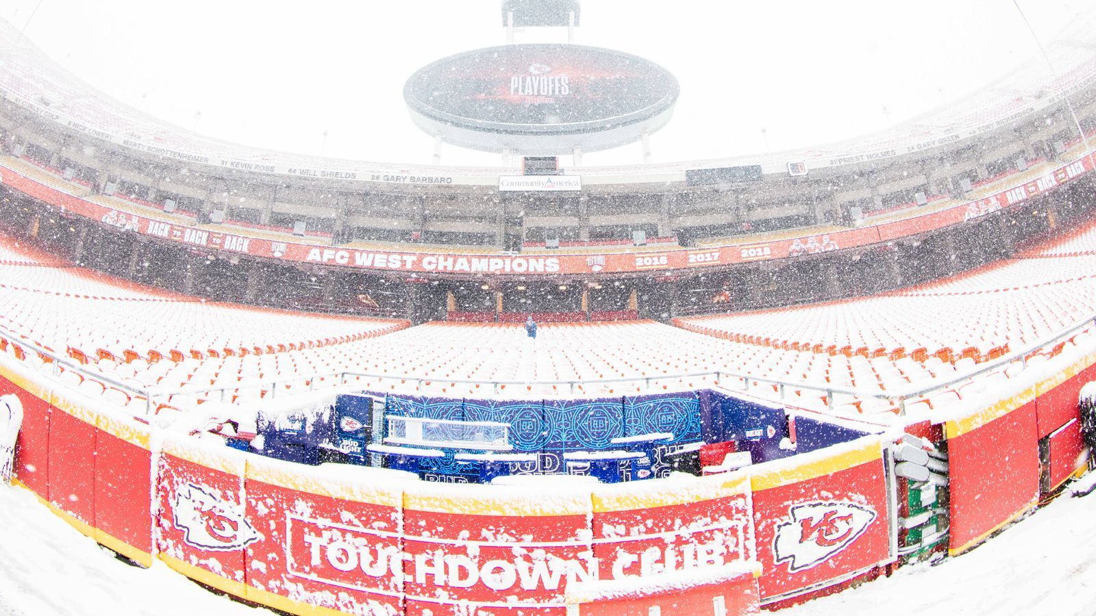 
                <strong>Seattle Seahawks at Kansas City Chiefs </strong><br>
                Erwartete Temperatur: - 8 Grad CelsiusIn Seattle sind die Winter zwar kühl, meist aber aufgrund der Nähe zum Meer relativ mild. Jetzt reisen die Seahawks um Geno Smith und Co. zum Weihnachtsduell zu Patrick Mahomes und den Kansas City Chiefs. Es wird wohl ziemlich eisig.
              