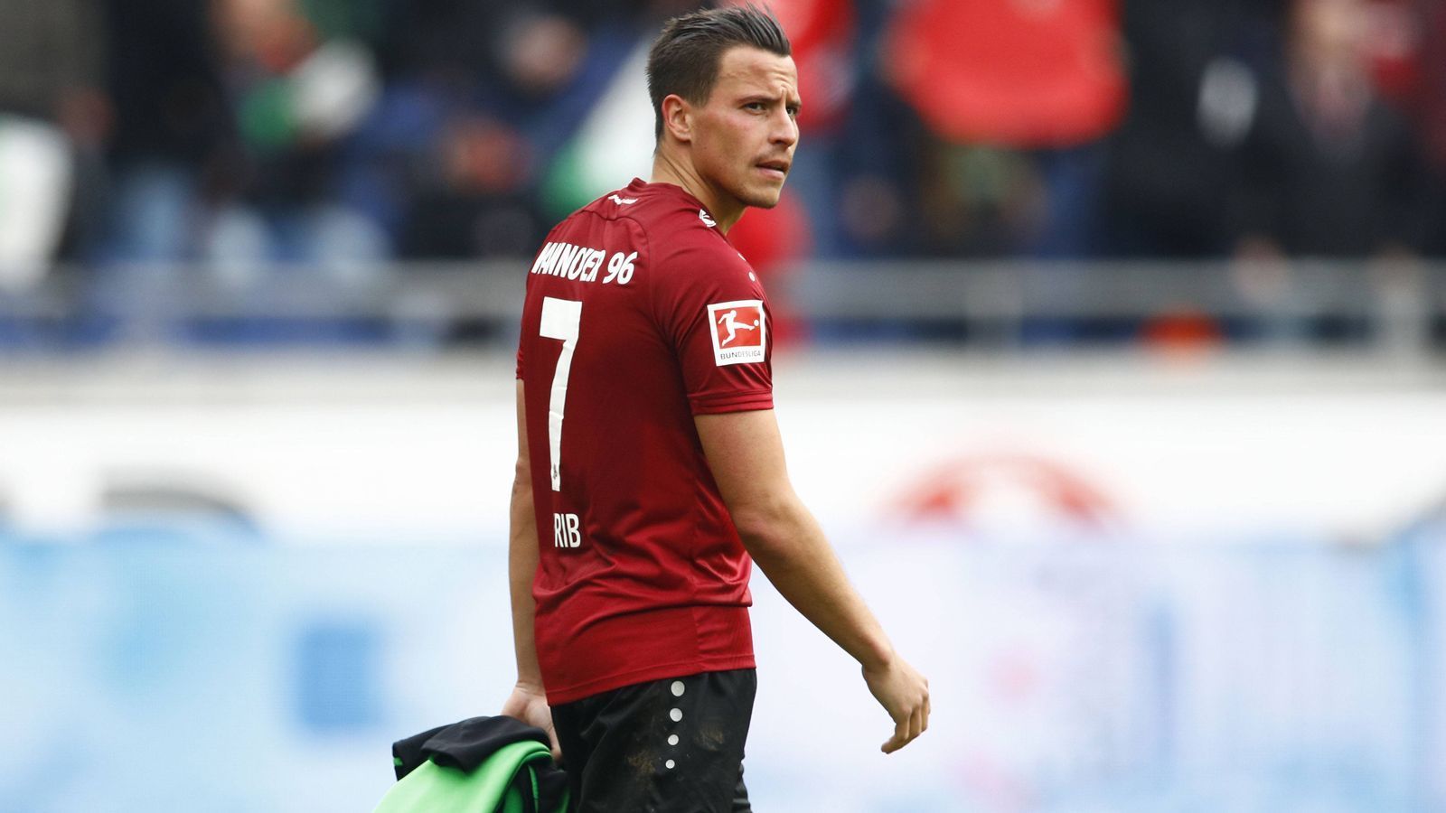 
                <strong>Edgar Prib</strong><br>
                Der 29-jährige Edgar Prib ist einer jener Spieler in Hannover, die sportlich am wenigsten für den Abstieg können. Denn der Mittelfeldmann fehlte fast die gesamte Saison über wegen eines Kreuzbandrisses. Deshalb stehen für Prib bislang auch nur drei Bundesliga-Einsätze in der Saison 2018/19 zu Buche. Pribs Vertrag läuft Ende Juni aus, Hannover will aber angeblich mit ihm verlängern.
              