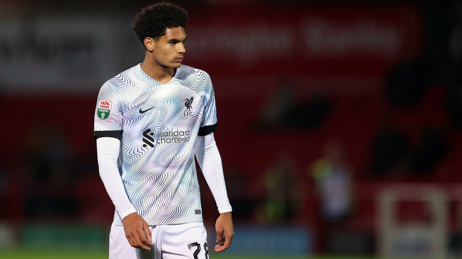 <strong>Jarell Quansah (FC Liverpool)</strong><br><em>Bayer 04 Leverkusen hat offenbar einen Nachfolger für Jonathan Tah an Land ziehen können. Laut Fabrizio Romano ist der Wechsel von Carell Quansah vom FC Liverpool zu Bayer 04 Leverkusen schon klar. Dem Transfer-Experten zufolge haben sich die Teams auf eine Ablöse in Höhe von 30 Millionen Pfund (rund 35 Millionen Euro) + fünf Millionen Pfund an Bonus-Zahlungen geeinigt ...</em>