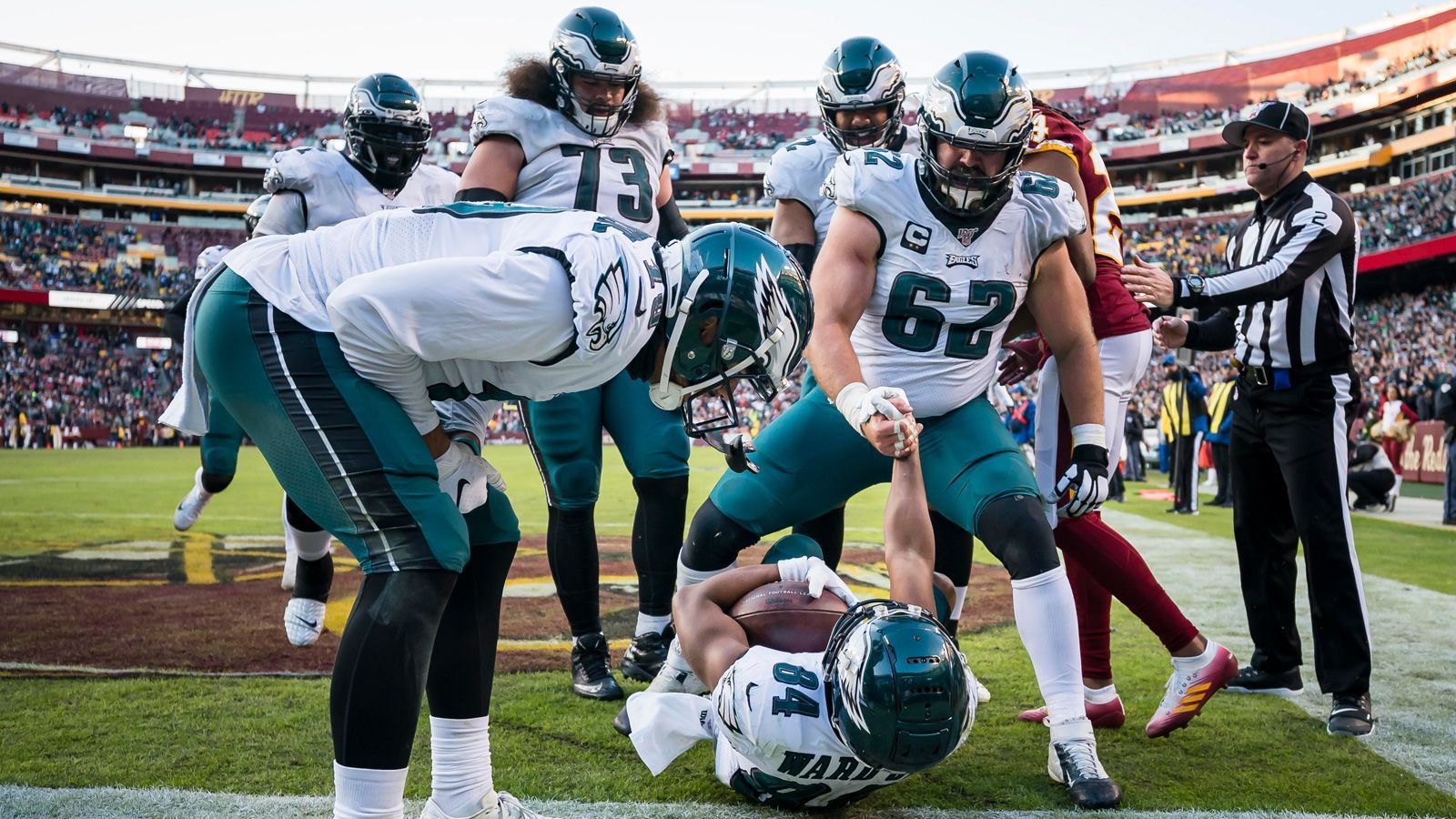 
                <strong>Platz 6: Philadelphia Eagles</strong><br>
                Die Philadelphia Eagles würden auf dieser Liste deutlich besser dastehen, hätte sich Pro-Bowl-Guard Brandon Brooks nicht vor wenigen Wochen einen Achillessehnenriss zugezogen. Nichtsdestotrotz haben die Eagles mit Center Jason Kelce und Right Tackle Lane Johnson zwei der besten Spieler auf ihrer jeweiligen Position. Der ehemalige Erstrunden-Pick Andre Dillard ersetzt auf der Blind Side Routinier Jason Peters, Isaac Seumalo hat im vergangenen Jahr bewiesen, dass er als Left Guard in der NFL bestehen kann. Es bleibt abzuwarten, wie gut die Eagles Brooks' Verletzung auffangen können. 
              