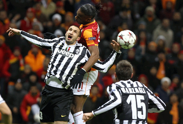 
                <strong>Juventus Turin</strong><br>
                Juve scheitert im letzten CL-Gruppenspiel an Galatasaray mit 0:1 und landet in der Gruppe nur auf Rang drei. Neues Ziel: das Europa-League-Finale im eigenen Stadion am 14. Mai 2014. Damit ist Juve ein ganz heißer Titelfavorit
              