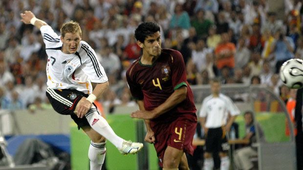 
                <strong>Spiel um Platz drei 2006</strong><br>
                Im Spiel um Platz drei gegen Portugal erlebte Schweinsteiger eine Sternstunde. Quasi im Alleingang (zwei Tore, ein Assist) schoss der damalige Bayern-Star das deutsche Team zum 3:1-Erfolg und wurde zum Albtraum von Portugals Keeper Ricardo.
              