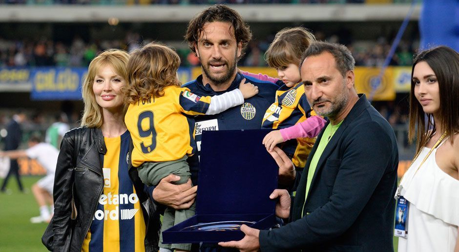 
                <strong>Luca Tonis Abschiedsgala </strong><br>
                Die italienischen Medien überschlugen sich mit Lobeyhymnen. Der "Corriere dello Sport" schwärmte beispielsweise: "Toni-Show, er stellt Juve ein Bein und verabschiedet sich mit einem gelupften Elfmeter. Eine Karriere zum Einrahmen."
              