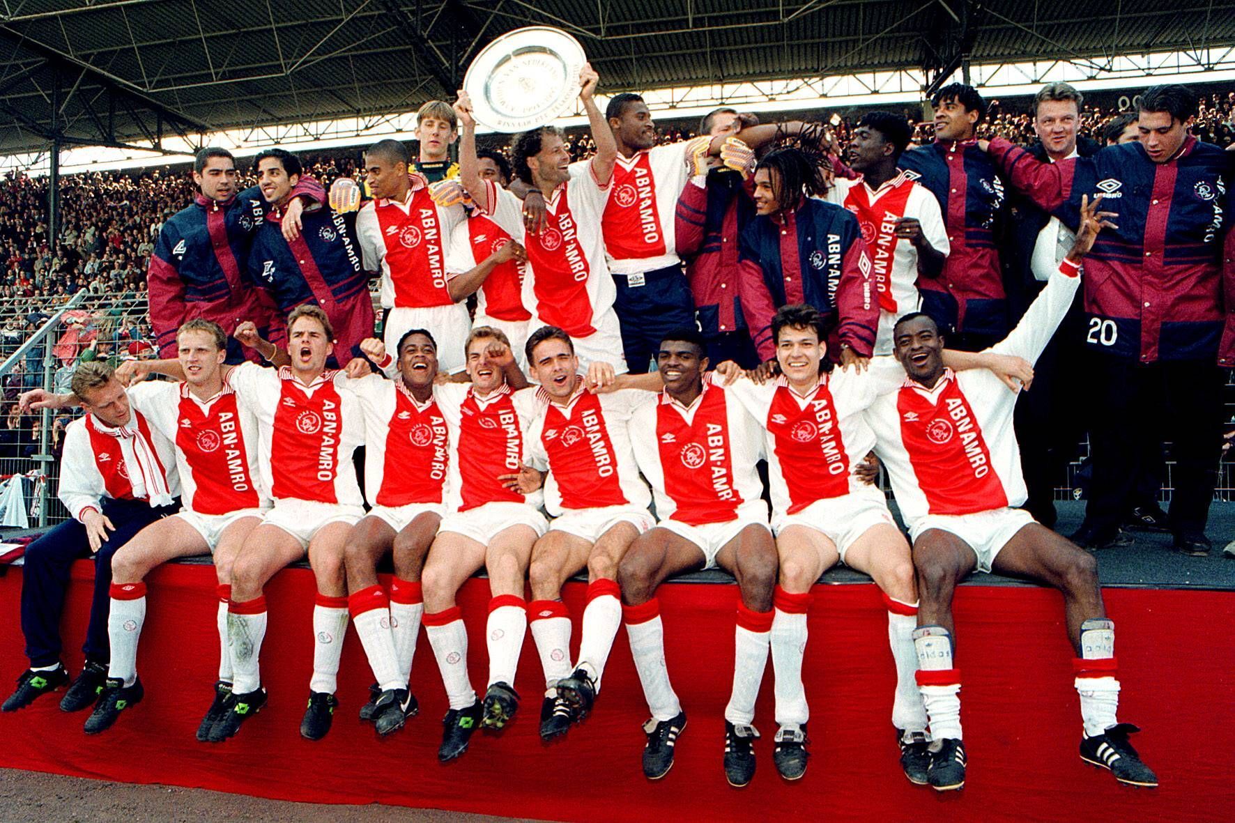 
                <strong>Niederlande: Ajax Amsterdam 1994/95</strong><br>
                Die Niederländer, die derzeit die Champions League aufmischen, sorgten auch in der Saison 1994/95 für Furore: Neben dem Champions League-Titel wurde Ajax als ungeschlagenes Team der Eredivisie mit 27 Siegen Meister.  
              