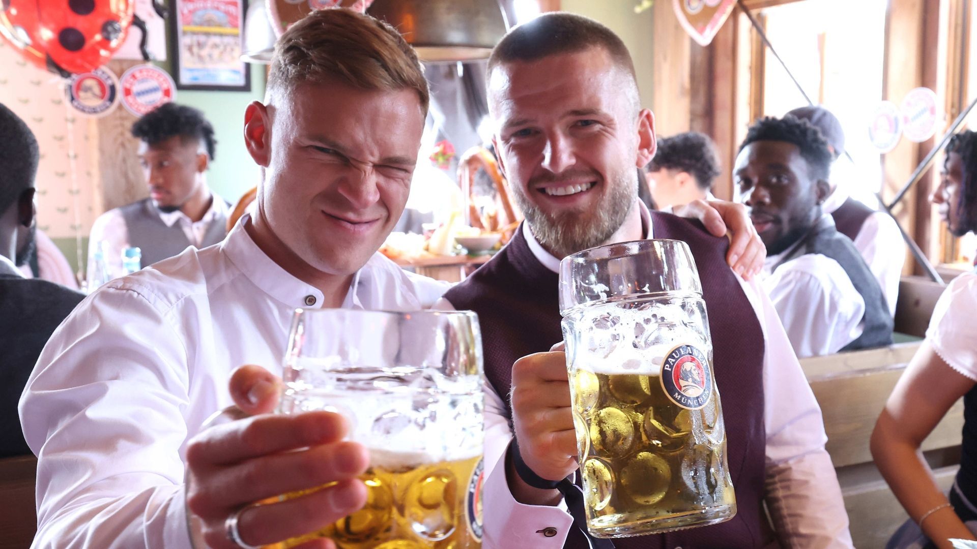 <strong>Der FC Bayern München auf dem Oktoberfest: Die besten Wiesn-Bilder</strong><br>Mit Defensiv-Kollege Eric Dier versucht sich Kimmich im Maßkrugstemmen.