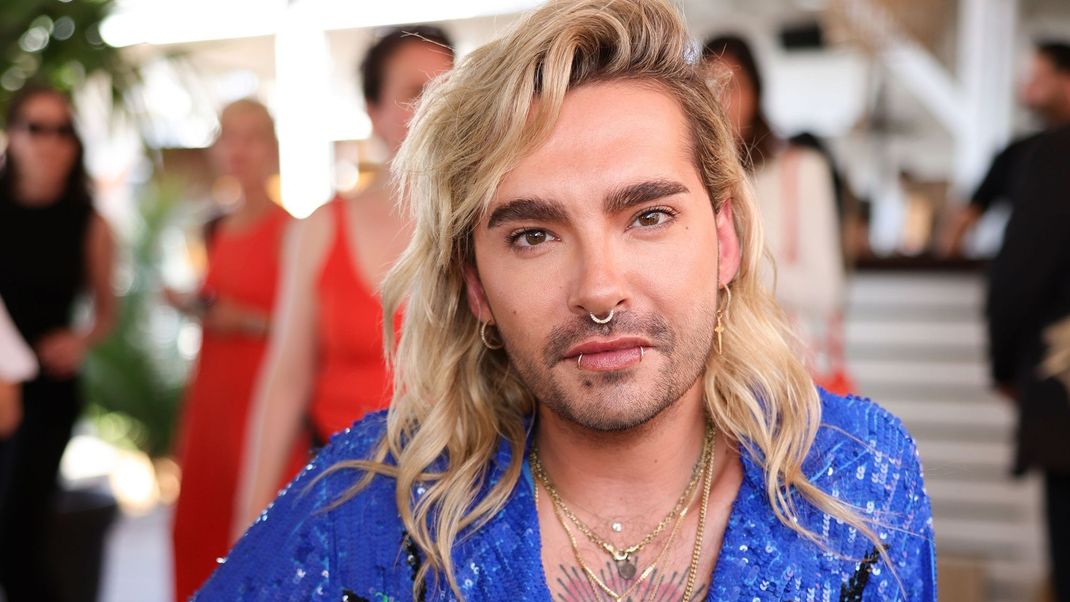 Bill Kaulitz ist in Flirtlaune. Ein Besucher seiner Weihnachtsparty hat es ihm ganz besonders angetan.