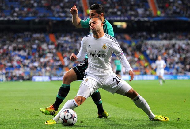 
                <strong>Real Madrid - Schalke 04 3:1</strong><br>
                Schmerzhafter Start für Real: Jese verletzt sich bei diesem Zweikampf mit Sead Kolasinac am Knie und muss ausgetauscht werden. Für Schalke ist das aber keine gute Nachricht: Gareth Bale kommt in die Partie und bereitet wenig später das 1:0 durch Cristiano Ronaldo vor.
              