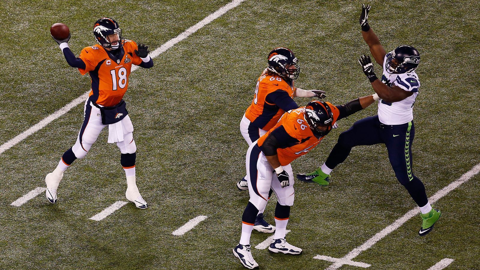 
                <strong>Peyton Manning, Denver Broncos - Super Bowl XLVIII</strong><br>
                Vier Jahre später. Ähnliches Szenario, anderes Team, gleicher Ausgang. Im Dress der Denver Broncos zauberte Peyton Manning eine Saison für die Geschichtsbücher hin. 55 Touchdowns, 5.477 Passing Yards sind bis heute NFL-Rekorde, dazu hatte er ein Passer Rating von 115,1. Der heutige Hall of Famer brachte mit den Broncos 606 Punkte aufs Board und führte sein Team zu einer 13-3-Bilanz in der Regular Season. Sein fünfter MVP-Titel war unbestritten. In den folgenden beiden Playoff-Partien schien Manning aber all sein Pulver verschossen zu haben. Im Super Bowl XLVIII traf er auf die Seattle Seahawks mit deren besten Defense der Liga und kassierte eine der höchsten Pleiten der Super-Bowl-Ära (8:43). Erst beim Stand von 0:36 gelang Manning der erste und einzige Touchdown. Er beendete das Spiel mit 280 Yards, einem Touchdown und zwei Interceptions. Seine 34 Completions waren dennoch zu diesem Zeitpunkt in einer Super-Bowl-Rekord. Seinen zweiten Ring sollte Manning zwei Jahre später bekommen - diesmal stand der MVP-Gewinner auf der anderen Seite.
              