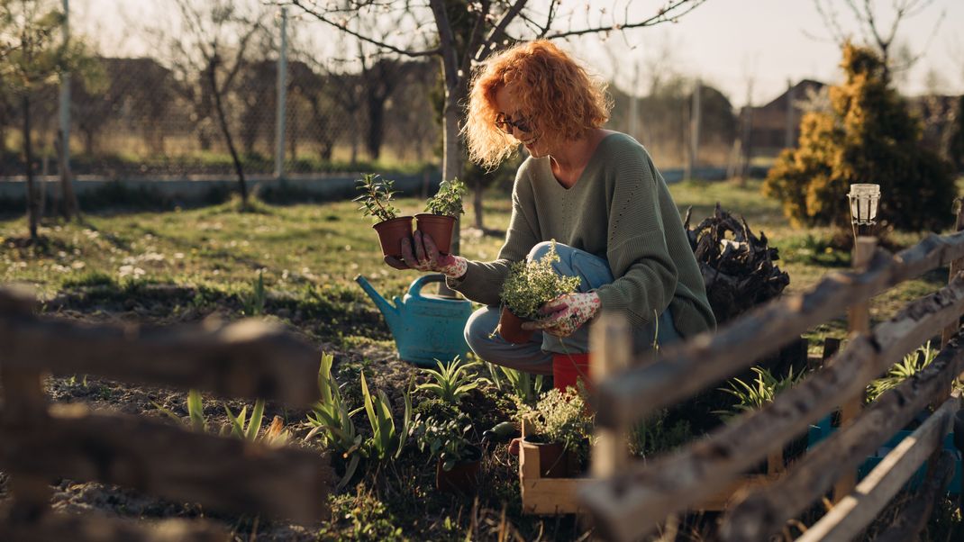 Gartenarbeit baut Stress ab und macht glücklich. Aber wusstest du, dass du mit der Arbeit im Grünen auch Gewicht verlieren kannst. Wir erklären, worauf du achten musst.