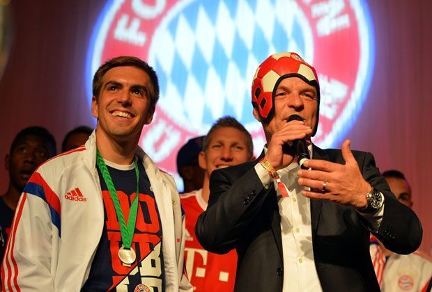 
                <strong>Zehntes Double: So feiern die Bayern</strong><br>
                Auch beim nächtlichen Bankett ist die Stimmung bestens. Verantwortlichen und Sponsoren ist die Freude über das Double ebenfalls anzusehen.
              