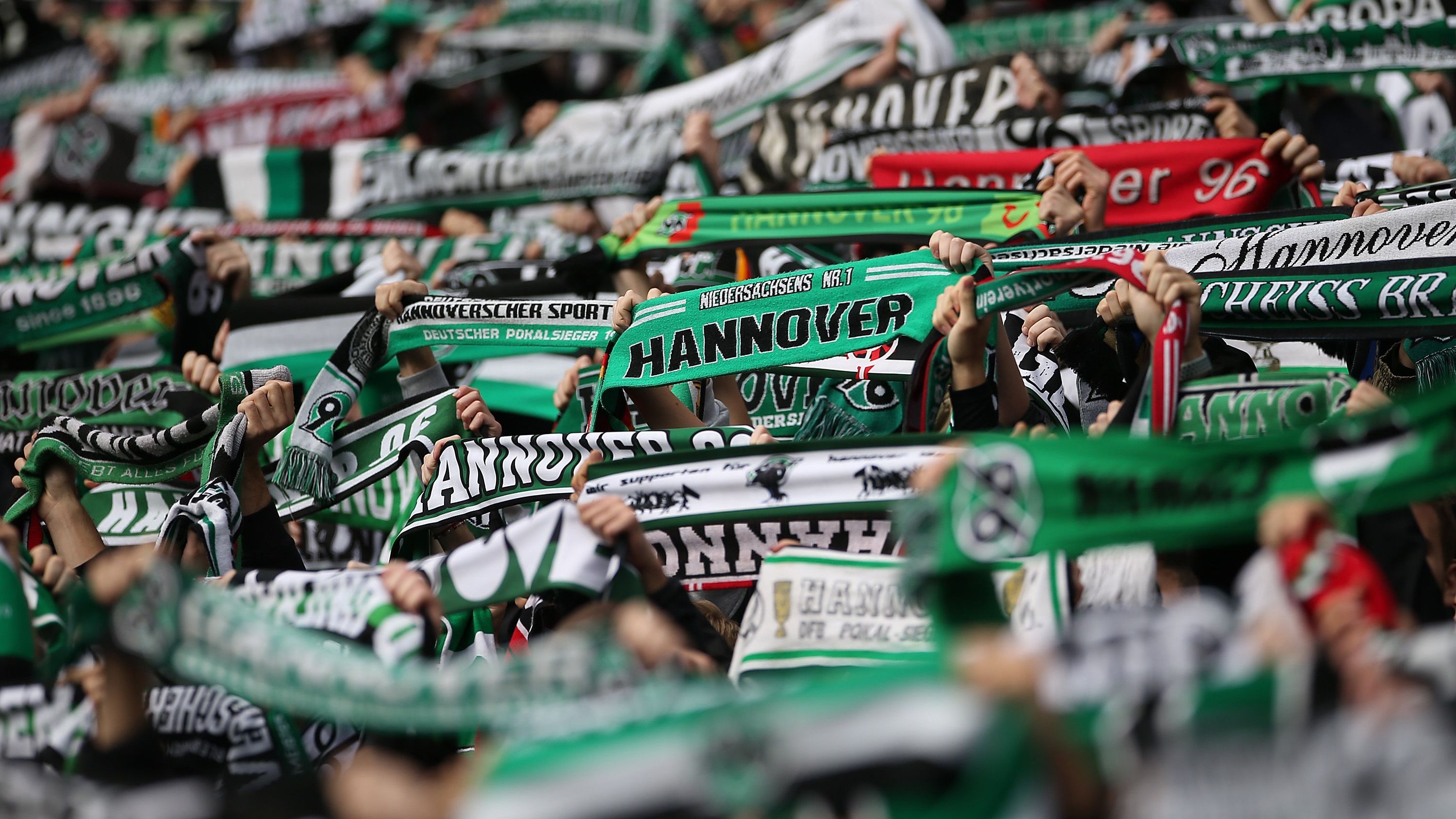 Die Fans von Hannover 96 sind angesichts der Investoren-Pläne der DFL richtig sauer. Die Anhänger schwiegen bei Holstein Kiel länger als die geplanten zwölf Minuten. Statt lautstarker Unterstützung leiser Protest. Die Fans hielten ein Banner mit "Kind muss weg" in die Höhe. Der 96-Boss hatte bei der geheimen Abstimmung der Klubs bei der DFL, entgegen den Willen seines Klubs wohl für einen Investor gestimmt.&nbsp;