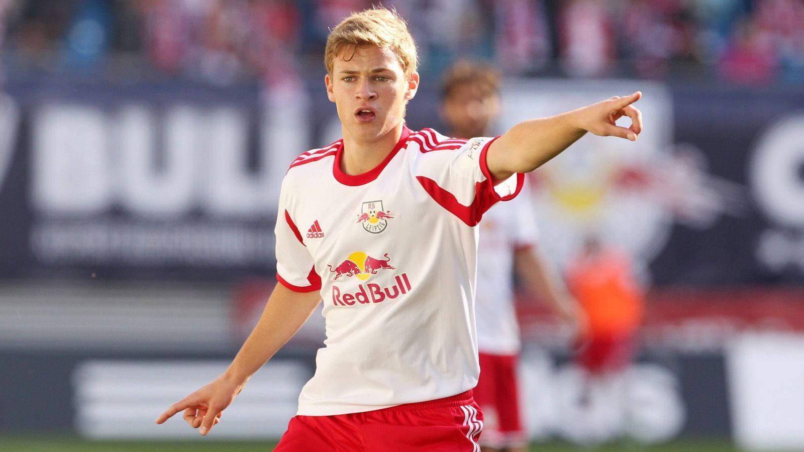 
                <strong>Mittelfeldspieler: Joshua Kimmich</strong><br>
                Joshua Kimmich stammt zwar ebenfalls aus dem Nachwuchsprogramm des VfB Stuttgart, lief allerdings nicht für deren 2. Mannschaft in der 3. Liga auf. Der deutsche Nationalspieler wurde als U19 Spieler vom Drittliga-Aufsteiger RB Leipzig verpflichtet. In der Saison 2013 / 2014 absolvierte der defensive Mittelfeldspieler 26 Drittliga-Spiele und feierte letztendlich den Aufstieg in die 2. Liga.
              