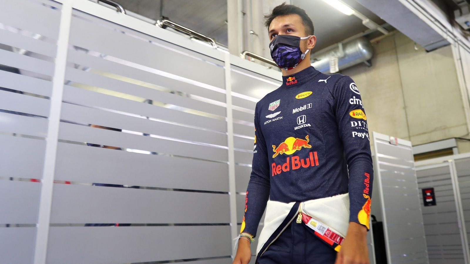 
                <strong>Platz 4: Alex Albon</strong><br>
                Die Pflicht hat Alex Albon erfüllt, doch das zweite Rennen hat gezeigt, dass der Brite bei normalem Rennverlauf mit den Top 3 nicht mithalten kann. Kämpfte sein Teamkollege Max Verstappen bis zum Schluss wacker um Platz 2, verlor Albon auf Platz vier sogar fast seine Position als "Best of the Rest". Einzig Perez' Ungeduld stand einem äußerst enttäuschendem 5. Platz im Weg. Will Albon auf Dauer weiterhin in einem der besseren Autos fahren, muss er seine Pace gewaltig steigern. 
              