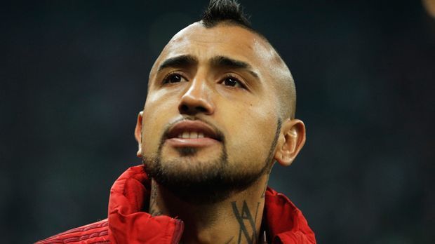 
                <strong>Arturo Vidal (FC Bayern München)</strong><br>
                Zieht es den Chilenen auf die Insel? Berichten aus seiner Heimat zufolge liebäugelt Arturo Vidal mit einem Wechsel zum FC Chelsea. Der chilenischen Zeitung "La Cuatra" zufolge hat Chelsea-Trainer Antonio Conte sogar bereits Kontakt zum Mittelfeldspieler des FC Bayern aufgenommen. Vidal spielte von 2011 bis 2014 bei Juventus Turin unter Conte, die beiden wurden dreimal gemeinsam italienischer Meister. Bei deutschen Rekordmeister ist Vidal hingegen nicht mehr unumstritten, es erscheint durchaus möglich, dass die Bayern den 30-Jährigen ziehen lassen würden. Verlockend aus Sicht von Vidal: Chelsea soll angeblich bereit sein, bis 15 Millionen Euro Gehalt an den Spieler zu überweisen.
              