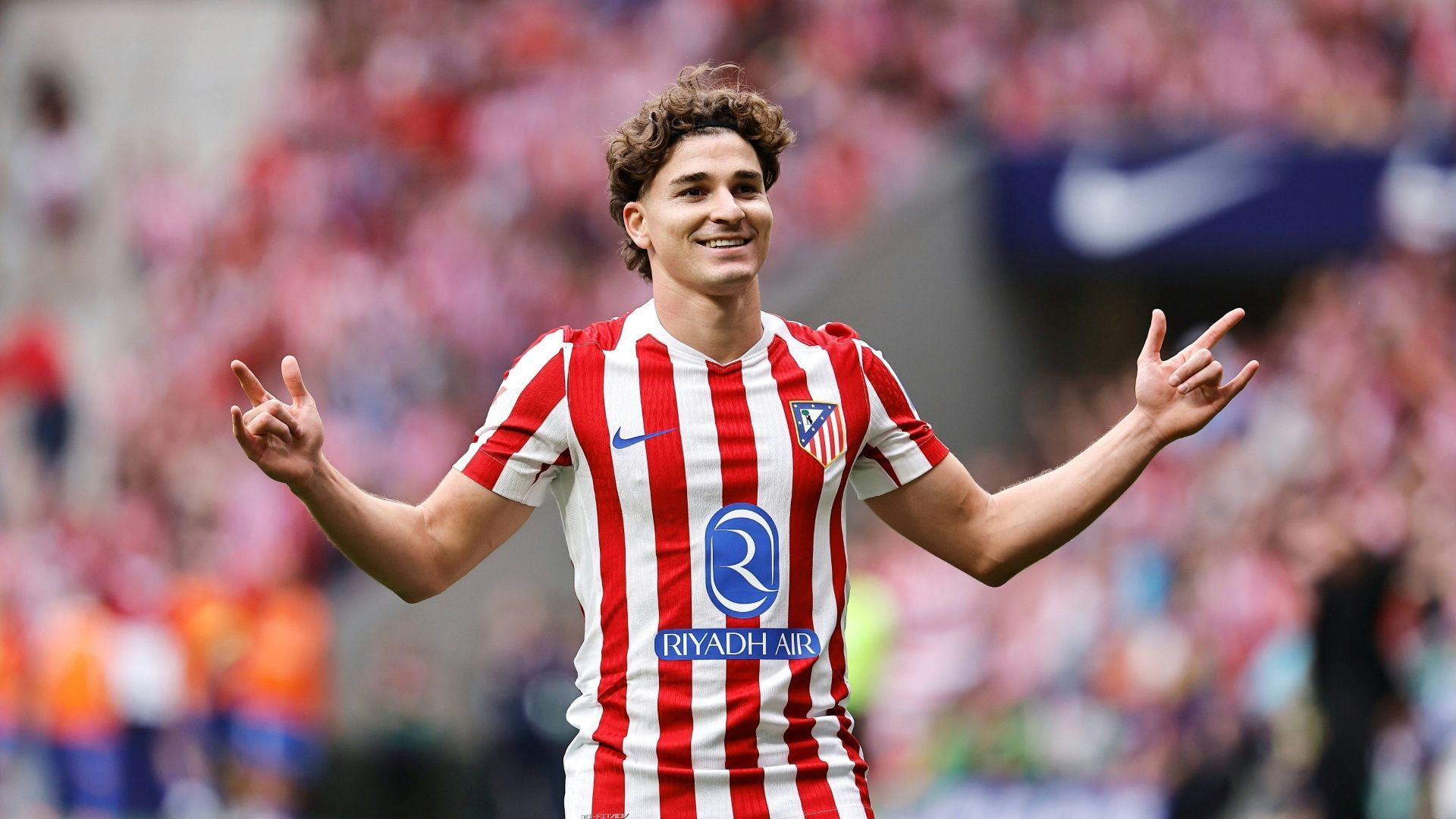 <em><strong>Julian Alvarez (Atletico Madrid)</strong><br>Der FC Barcelona hat laut der "Bild" einen Nachfolger für Robert Lewandowski ausgemacht. Die "Katalanen" würden gerne Julian Alvarez von Ligakonkurrent Atletico Madrid verpflichten. Die Funktionäre des Klubs sollen schon vor seinem Doppelpack im Derby gegen Real ein Auge auf den Argentinier geworfen haben. Sein Vertrag bei Atletico läuft bis 2030, und die in Spanien übliche Kaufoption liegt bei 500 Millionen Euro.</em>