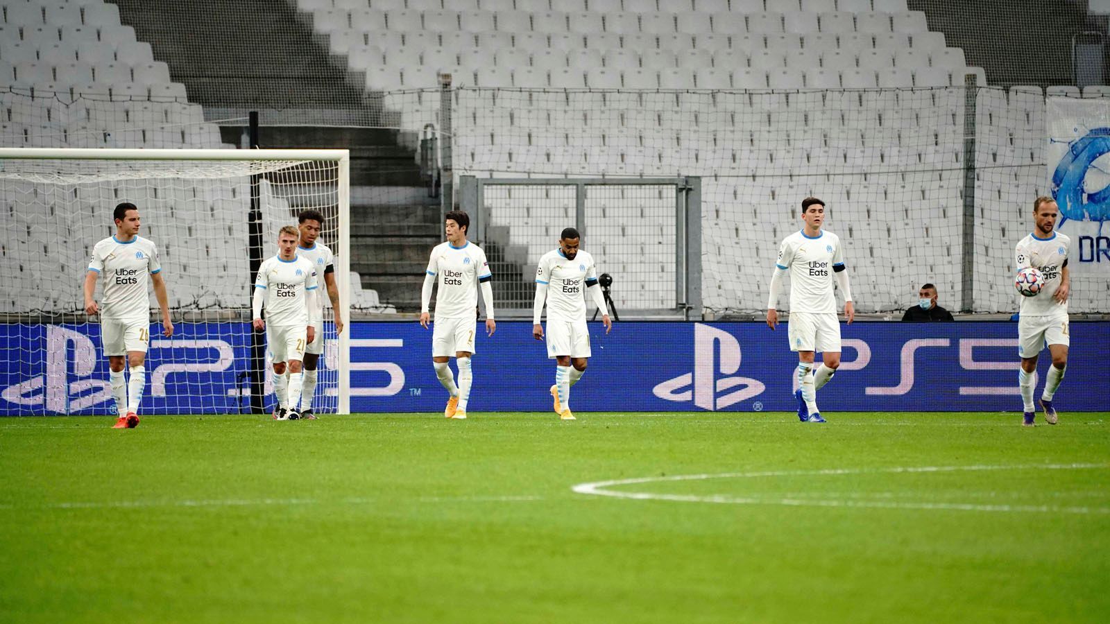 
                <strong>Gruppenphase, 4. Spieltag: Olympique Marseille mit Negativ-Rekord</strong><br>
                Olympique Marseille hat nach dem 0:2 gegen den FC Porto einen Negativrekord in der Champions League aufgestellt. Es war bereits das 13. Champions-League-Spiel, dass die Franzosen in Folge verlieren. Eine solche Negativserie gelang zuvor noch keinem anderen Team.
              