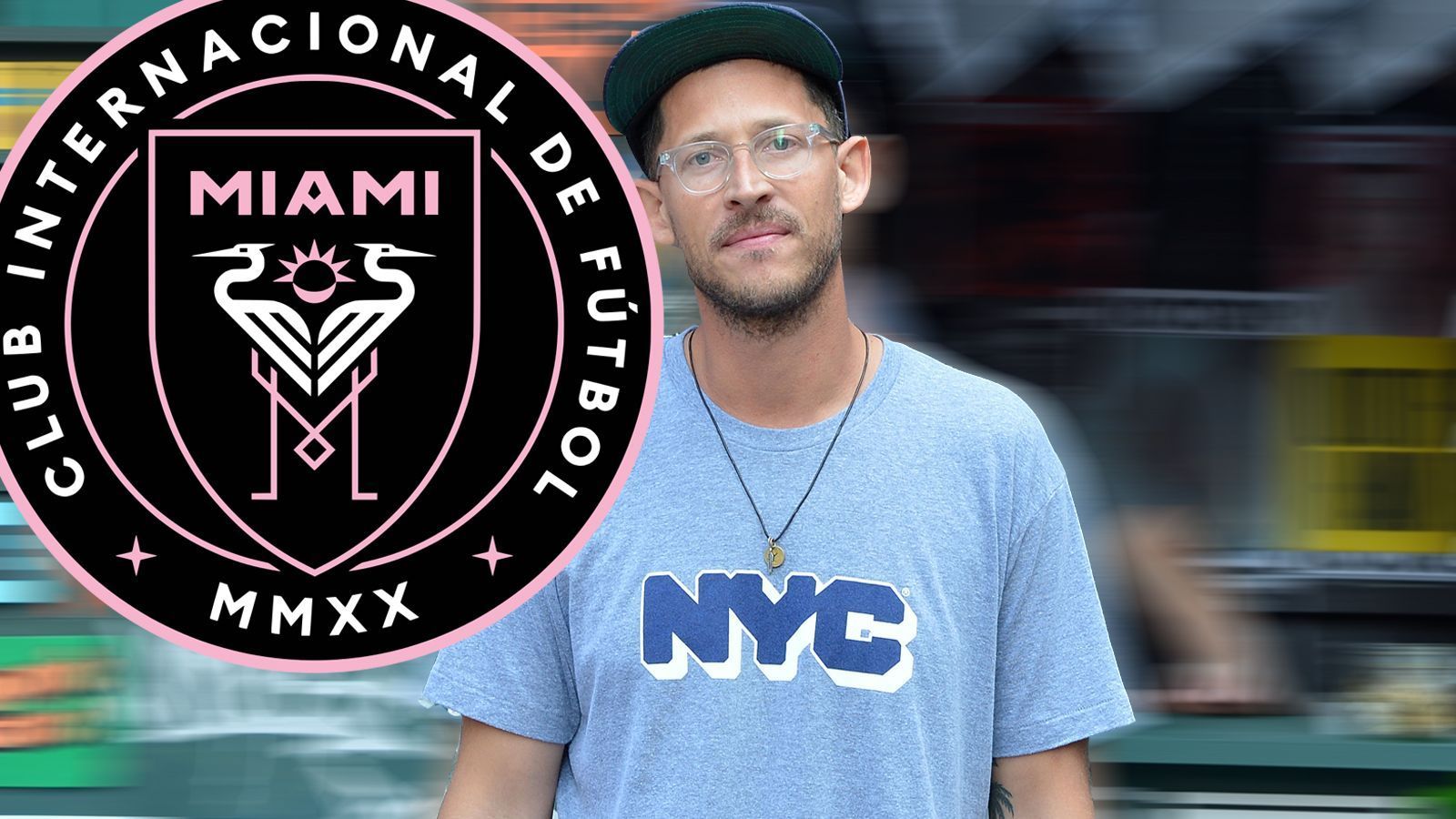 
                <strong>Das Logo: Kraniche und viel Pink</strong><br>
                Der Künstler Kimou "Grotesk" Meyer (Foto) ist der Erfinder der Klublogos von Inter Miami. Im Interview mit dem Magazin "Life after Football" beschrieb er, wie es zum Logo kam. So sei die Kranichart des Logos nur in Südflorida beheimatet. "Damit taugt er als perfektes Symbol für Inter Miami CF", so Meyer. Die Sonne und die Sterne "repräsentieren das 24/7-Image der Stadt und sind eine Hommage an ihre Bürger". Die Sonnenstrahlen stehen für die fünf Eigentümer des Klubs. Und warum Rosa? "Expressive Farben und Pastelltöne gehören zum Kulturerbe der Stadt", so Meyer. Zudem sei mit Beckham als Fashion-Ikone eine andere Farbe als das in der MLS verbreitete Rot, Blau oder Grün "fast die einzig logische Konsequenz". Dabei habe Beckham zwischenzeitlich sogar auf Orange umschwenken wollen. "Gott, was haben wir nicht alles getan, um ihm das wieder auszutreiben", erinnert sich Meyer.
              