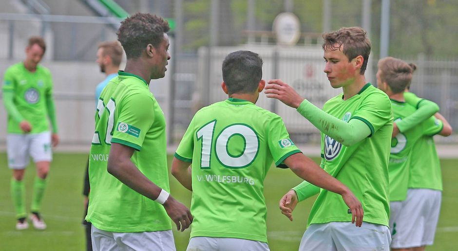 
                <strong>VfL Wolfsburg</strong><br>
                Die A-Jugend des VfL Wolfsburg setzte sich in der Staffel Nord/Nordost mehr als souverän durch. Die jungen Wölfe blieben in der kompletten Saison ungeschlagen und hatten am Ende 23 Siege und drei Remis zu Buche stehen. Mit 72 Punkten ließen sie die Zweitplatzierte Hertha aus Berlin satte 25 Zähler hinter sich. In der Offensive zieht vor allem einer die Fäden: Murat Saglam. Die Zehn des VfL bereitete zehn Treffer vor. Davon profitieren konnten vor allem David Nieland und der erst 17-jährige Yari Otto, die zusammen 29 der 68 Wolfsburger Tore erzielten.
              