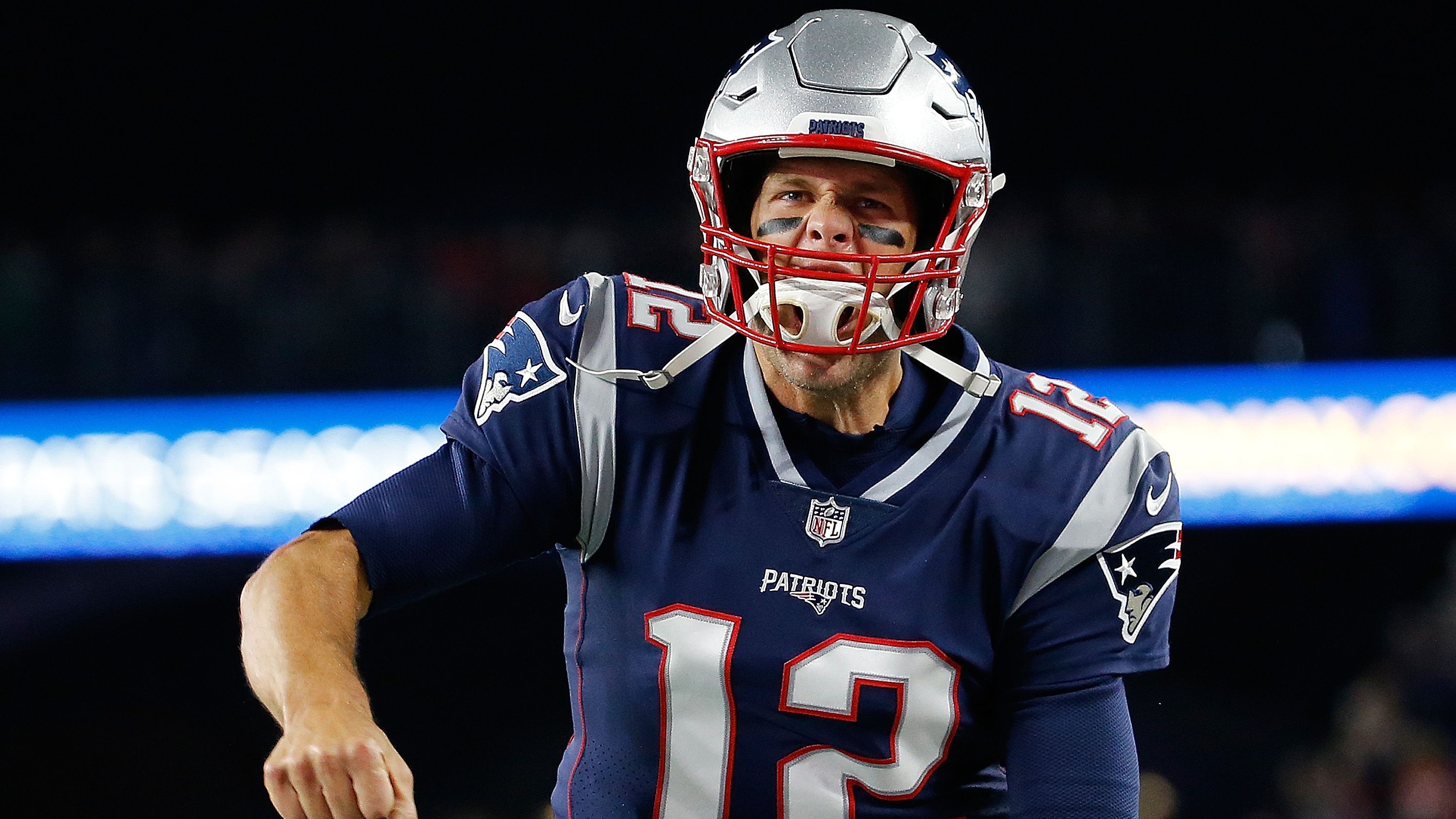 
                <strong>Tom Brady (New England Patriots): seit 2000</strong><br>
                Eine Saison musste Tom Brady auf der Bank verbringen, dann bekam er seine Chance, weil Drew Bledsoe sich schwer verletzte. Seitdem gibt er den Job als Quarterback der New England Patriots nicht mehr her. In dieser Zeit holte er unter anderem fünf Super-Bowl-Titel, drei MVP-Awards und brach zahlreiche Rekorde. Unter anderem hat der 41-Jährige mehr Playoff-Spiele gewonnen, als jeder andere Quarterback gespielt hat. In der Nacht von Sonntag auf Montag kann er mit einem Sieg gegen die Kansas City Chiefs (Montag, ab 0:40 Uhr live auf ProSieben und auf ran.de) in seinen neunten Super Bowl einziehen - einsamer Rekord.  
              