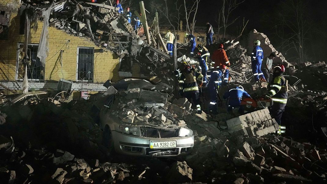 Kiew wurde schwer von einem kombinierten Drohnen- und Raketenangriff Russlands in der Nacht getroffen.