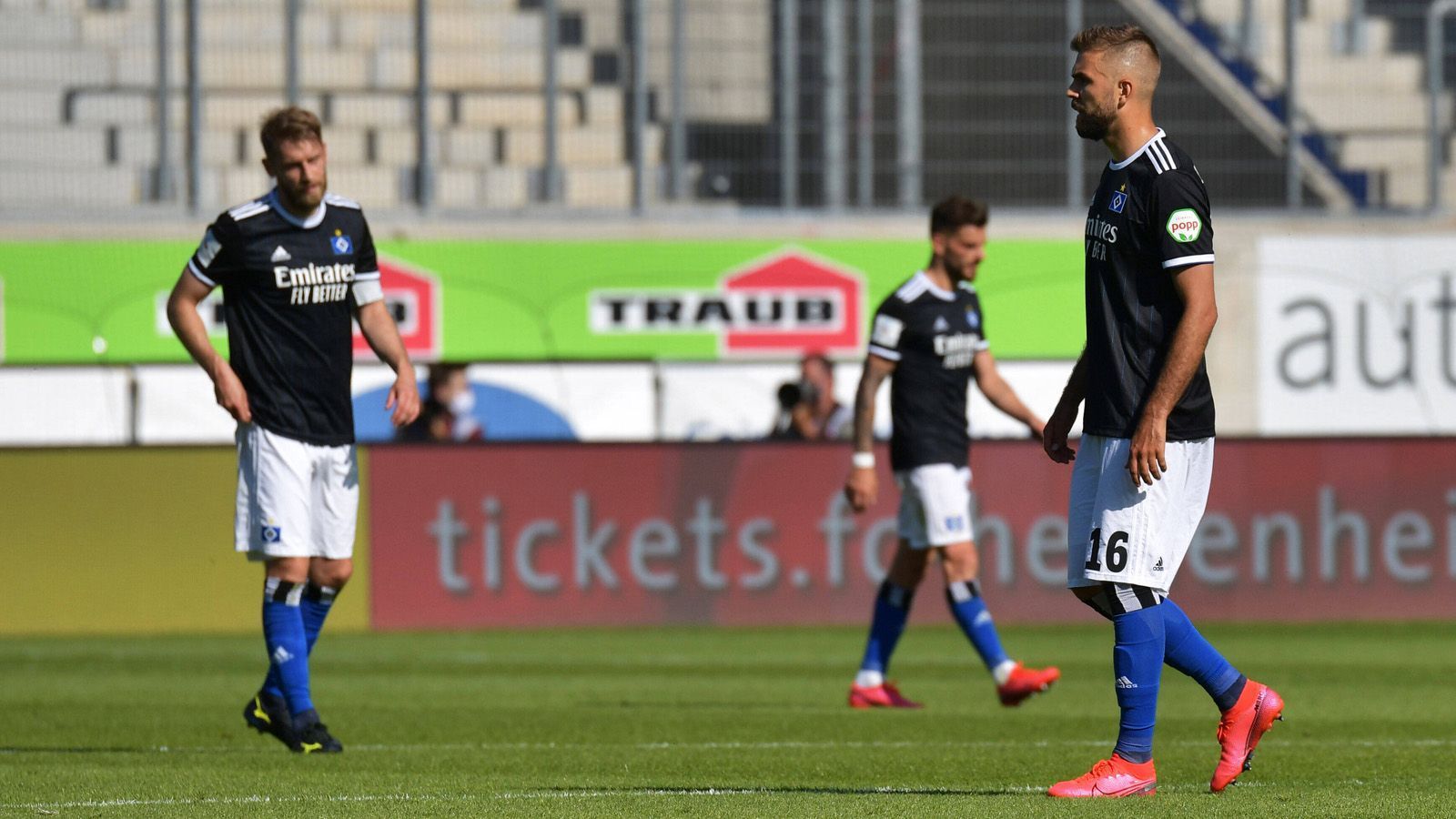 
                <strong>Hamburger SV (2. Bundesliga)</strong><br>
                Der Hamburger SV steht zwar genau gesagt nicht vor dem sportlichen Abgrund, aber sehr wahrscheinlich erneut vor dem Scherbenhaufen einer wieder nicht erfolgreichen Saison. Mit dem klaren Ziel, die Rückkehr in die Bundesliga im zweiten Anlauf zu schaffen, sind Trainer Dieter Hecking und seine Mannschaft in die Spielzeit gestartet. Nachdem es am 33. Spieltag für die Hanseaten eine späte 1:2-Niederlage in Heidenheim setzte, muss der ehemalige Bundesliga-Dino nun sogar um die Teilnahme an der Aufstiegs-Relegation bangen. Vor dem abschließenden Showdown liegt Hamburg nämlich mit 54 Punkten nur auf Platz 4. Am 34. Spieltag kommt Sandhausen in den Hamburger Volkspark und da ist natürlich ein Sieg Voraussetzung, um im Fernduell mit Heidenheim (spielt auswärts bei Zweitliga-Meister Bielefeld) überhaupt noch eine Chance auf Platz 3 zu haben. Ansonsten dürften bei einem erneuten Verpassen des Aufstieges laut Medienberichten wohl zwangsläufig die Tage von Coach Hecking gezählt sein.
              