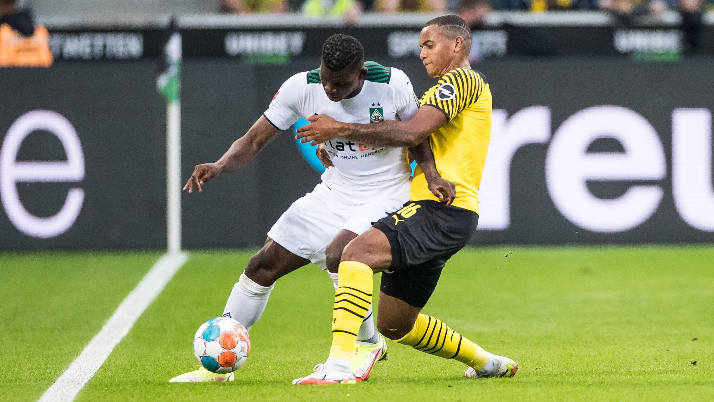
                <strong>Linke Innenverteidigung: Manuel Akanji (Borussia Dortmund)</strong><br>
                St. Justes Pendant im Abwehrzentrum spielt für den BVB und trägt den Namen Manuel Akanji. Bereits in den vergangenen Teilen der FIFA-Serie gehörte der 26-Jährige zum Stamminventar bei preiswerten Bundesliga-Teams. Sowohl Tempo- als auch Defensiv-Rating liegen bei 81 Punkten und machen den Schweizer zu einer guten Ergänzung in der Innenverteidigung, die für 3.300 Münzen zu haben ist.
              
