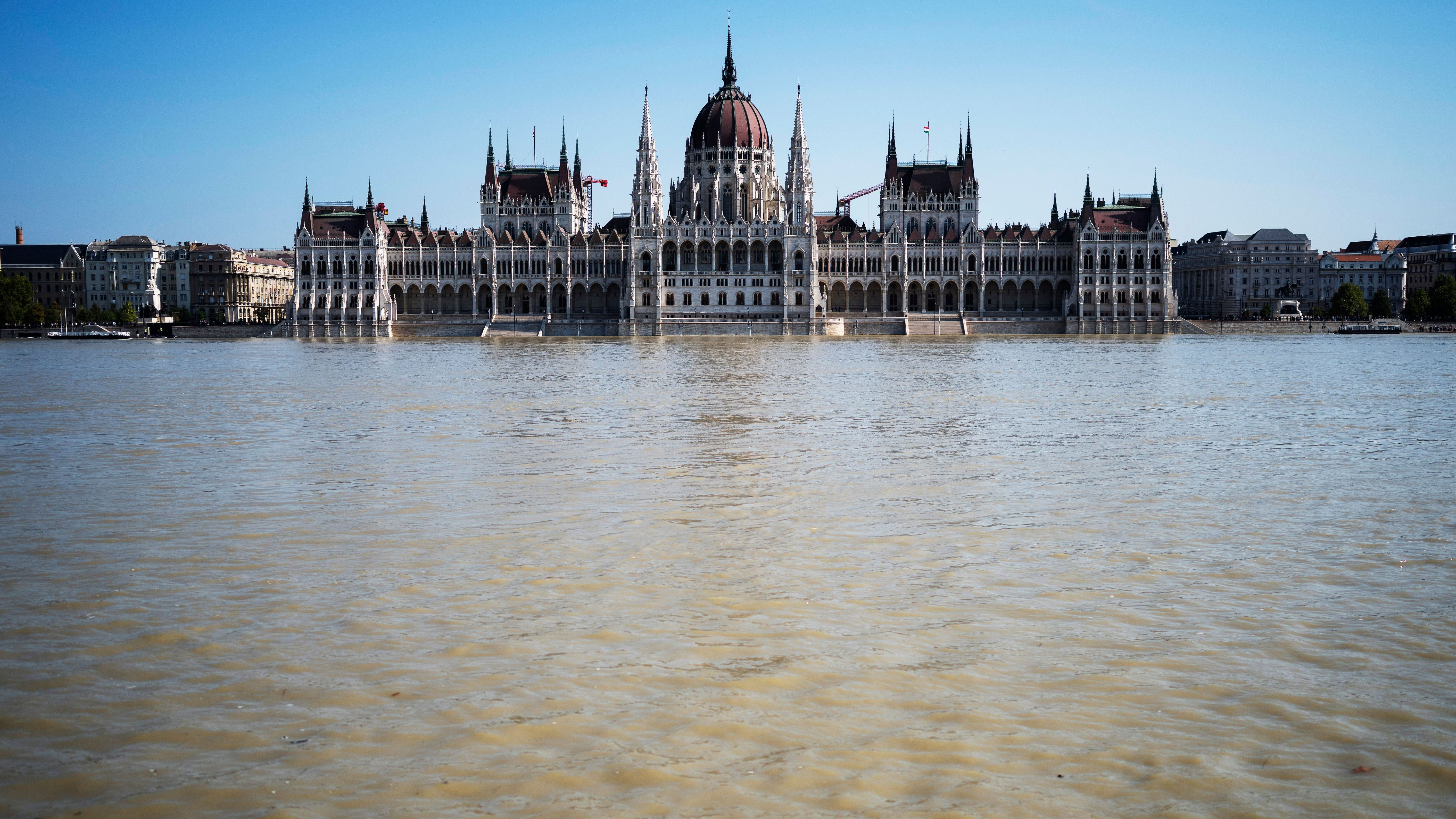 Ein Blick auf das Parlamentsgebäude, während die Donau über die Ufer tritt.